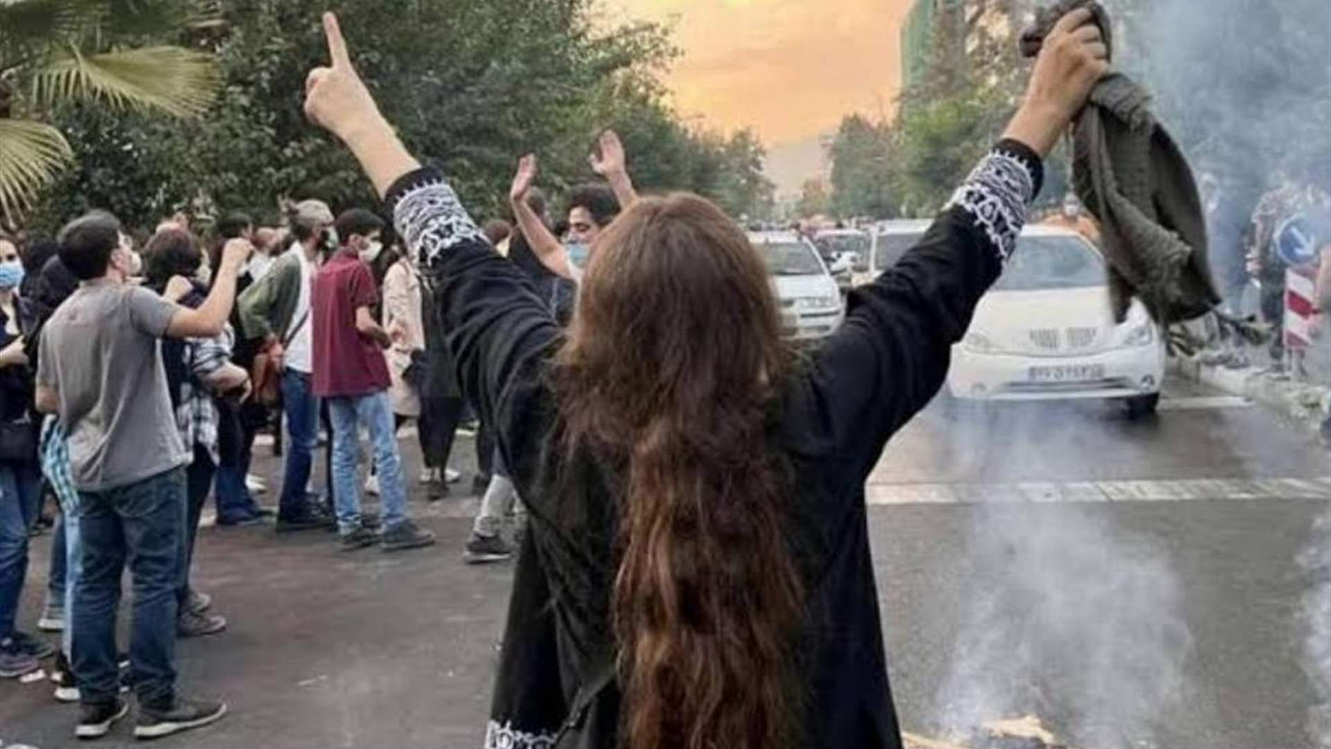 توقيف إيرانيتين تعرضتا لإعتداء من رجل لعدم إرتدائهما الحجاب