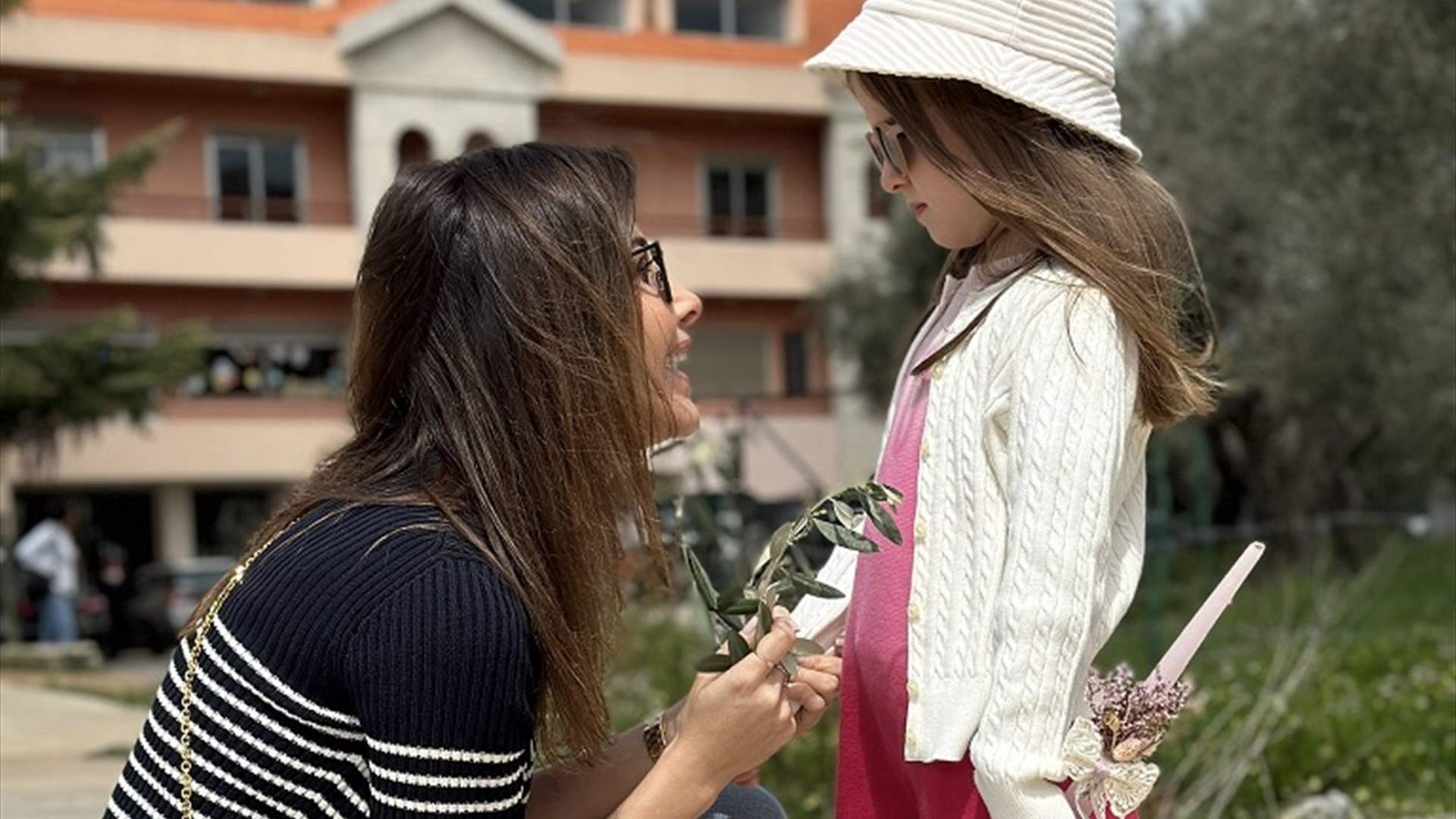 نانسي عجرم تحتفل مع بناتها بأحد الشعانين.. وتتلقى تعليقات مُستفزة: "هل هي مسيحية؟"  