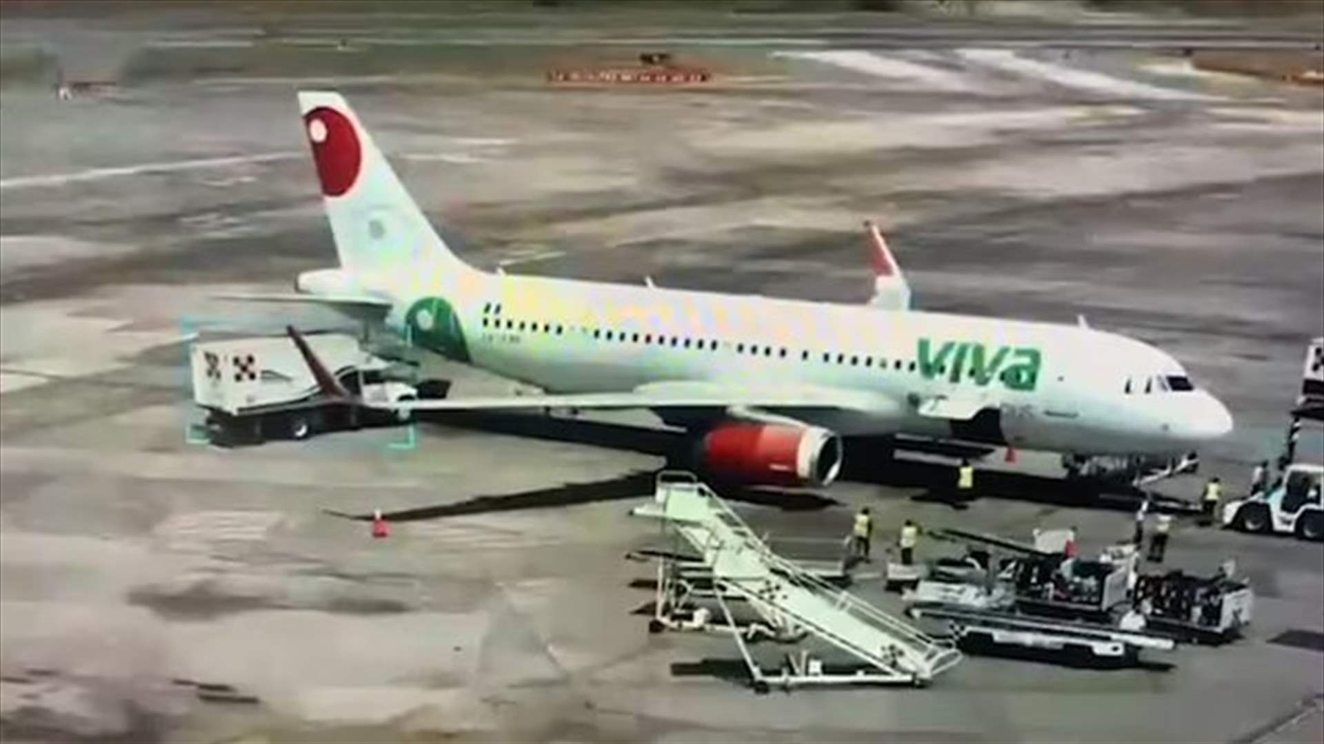 سائق شاحنة يصطدم بطائرة مليئة بالركاب في مطار بالمكسيك (فيديو)