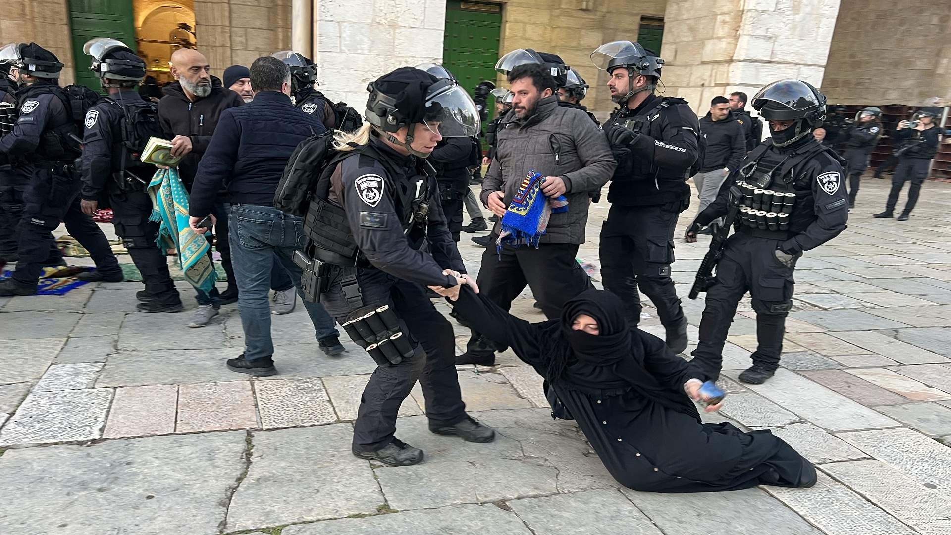 مواجهات بين الشرطة الاسرائيلية وفلسطينيين في المسجد الأقصى... وحماس تندد بـ"جريمة غير مسبوقة"