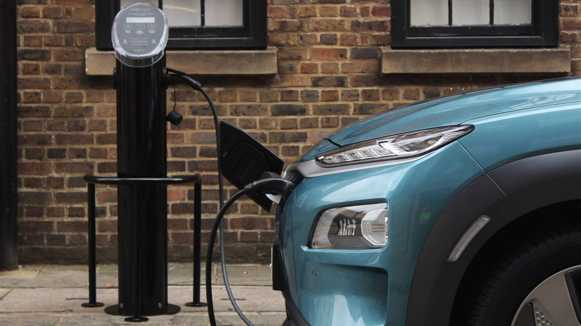 UK new car sales rise 17% in March; best ever month for EVs