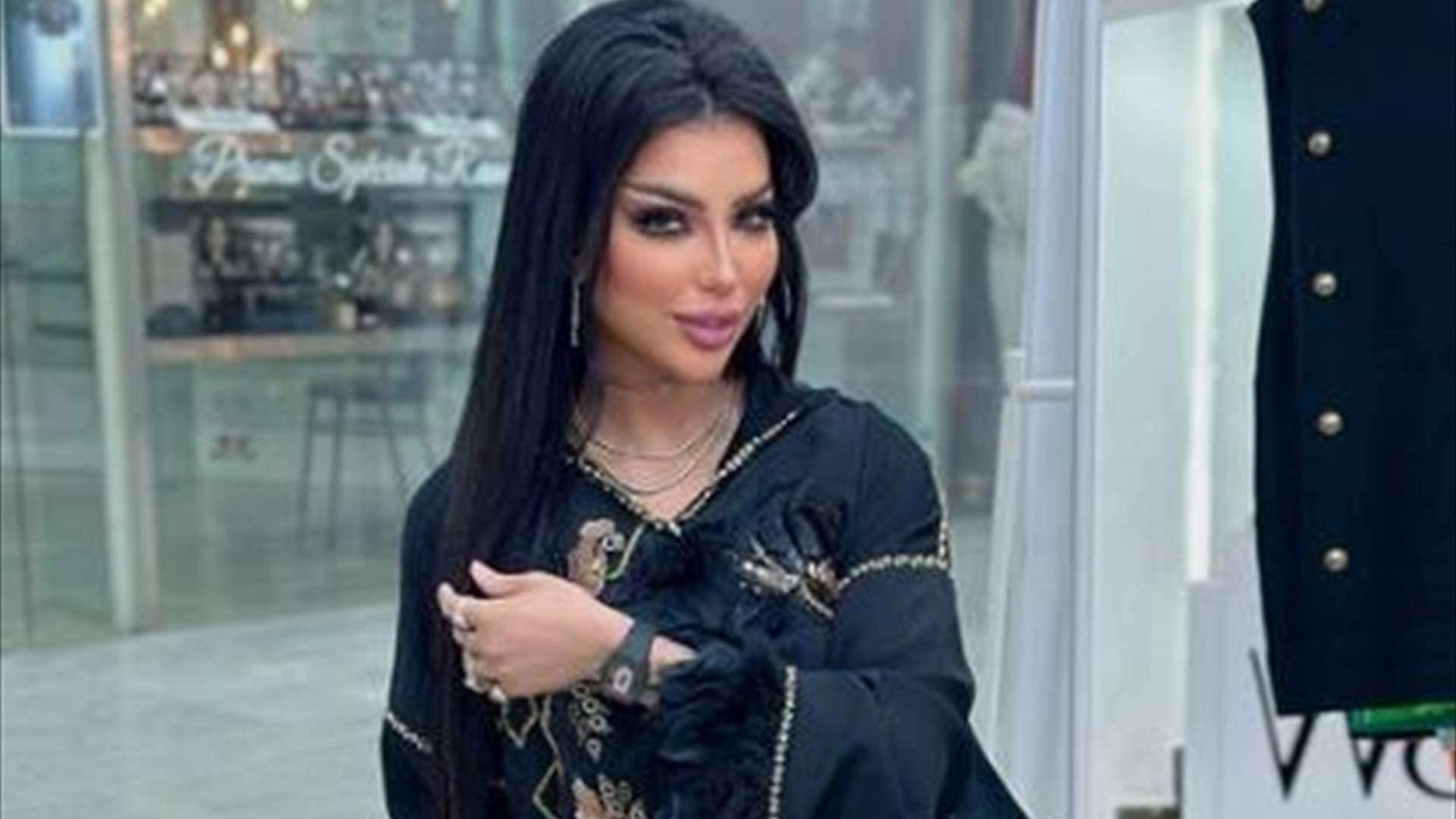 دنيا بطمة بملامح مختلفة ويصعب التعرّف اليها... عمليات تجميل او فوتوشوب؟