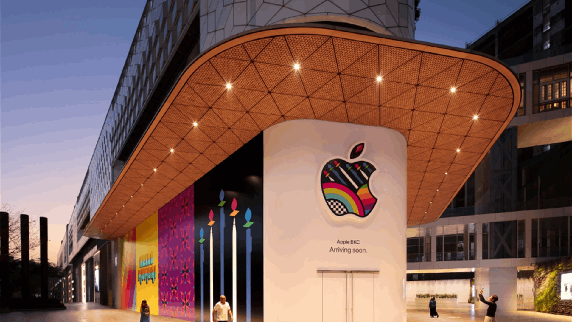 Apple readies opening of its first retail store in India
