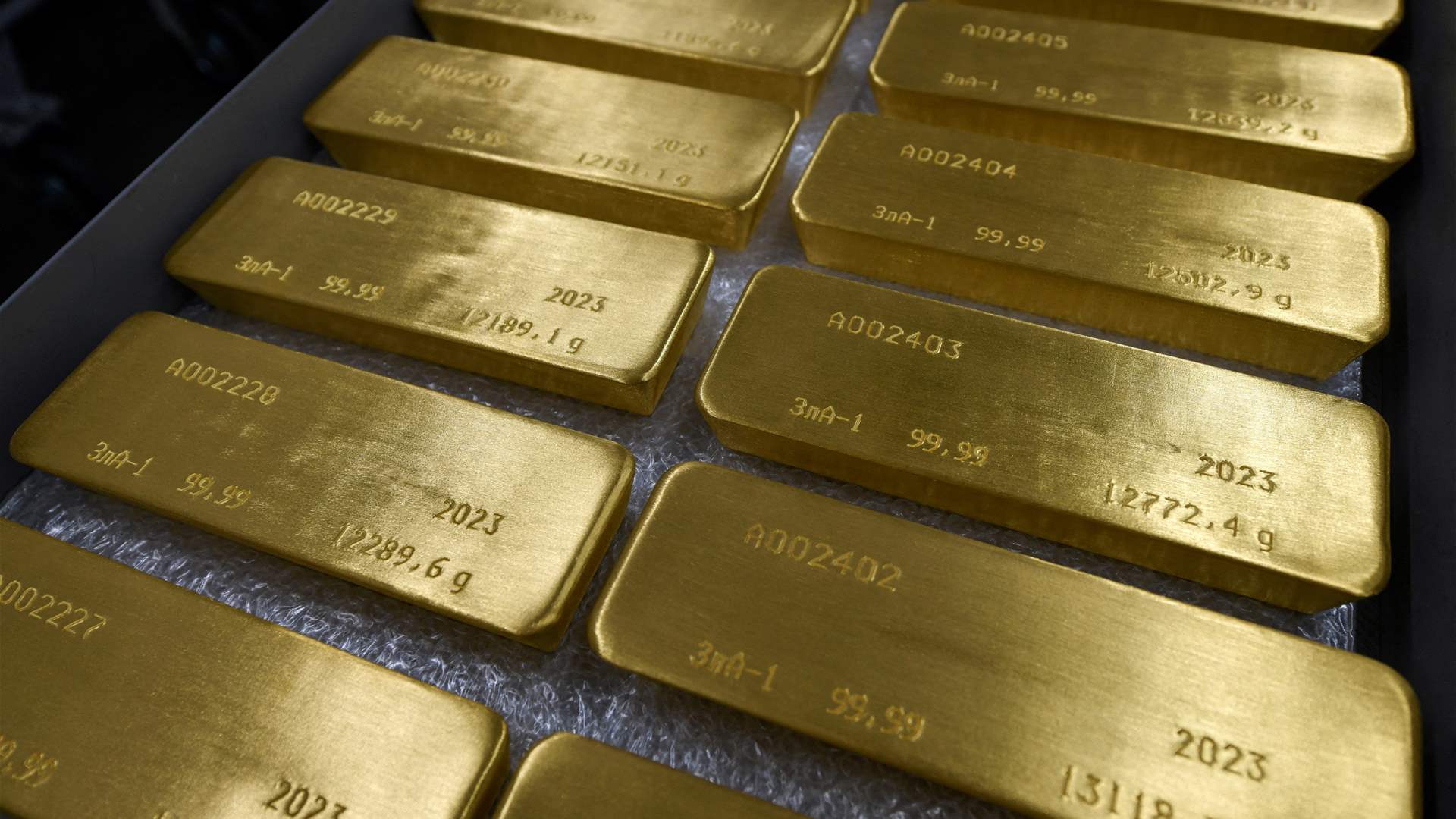 Gold slides 1% after US jobs data raises rate hike bets