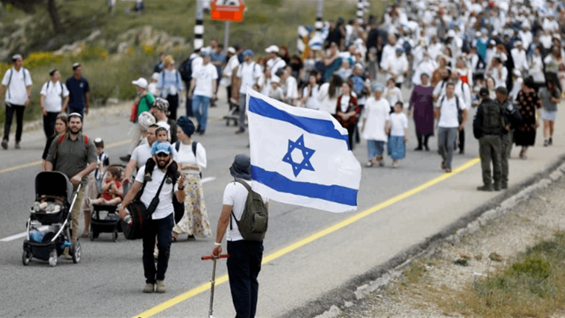 Thousands of Israelis march to illegal West Bank outpost as tensions mount