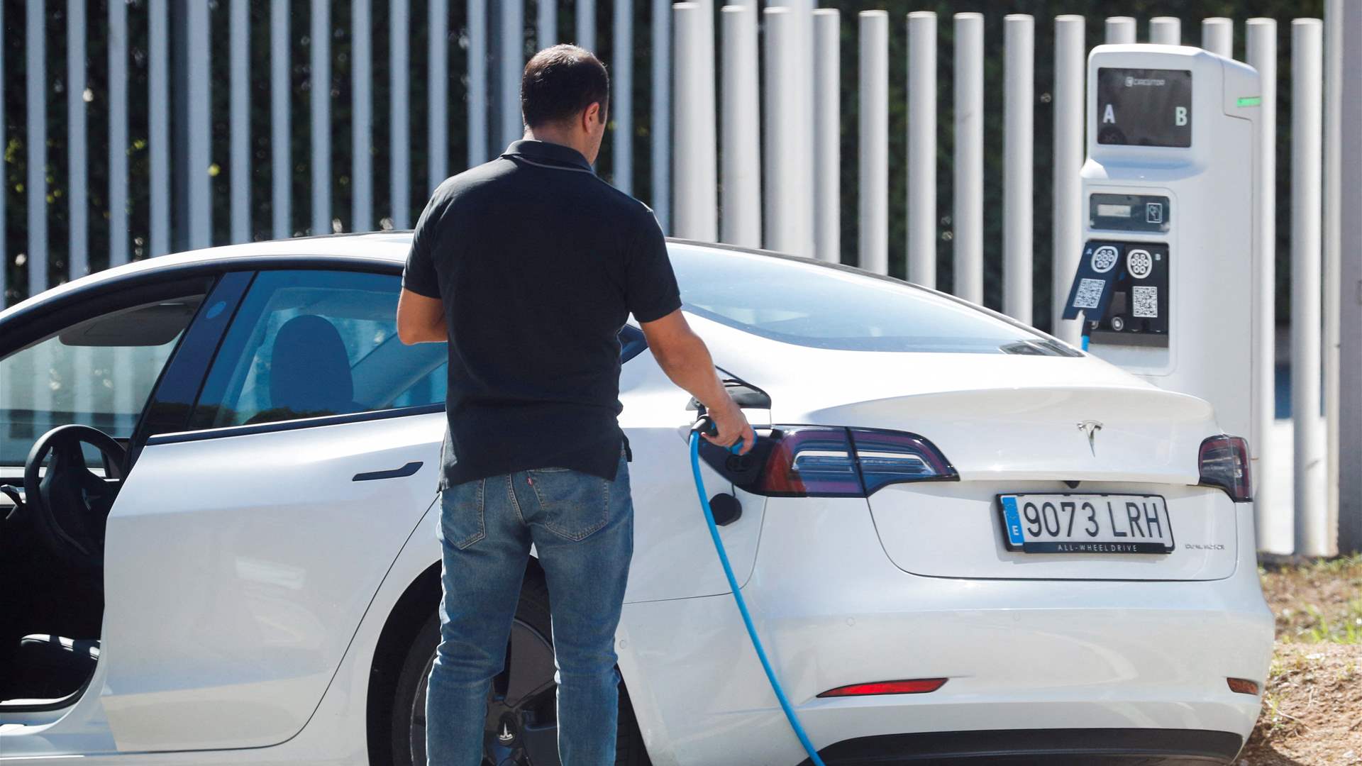 Amid risk of stalling in EV race, Spain's rebooted aid scheme gets warm reception