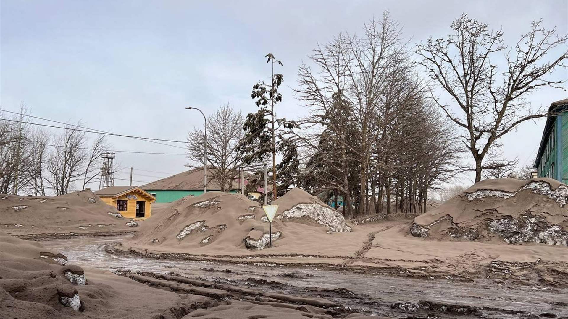  Volcano erupts in Russian far east, carpeting villages in ash 