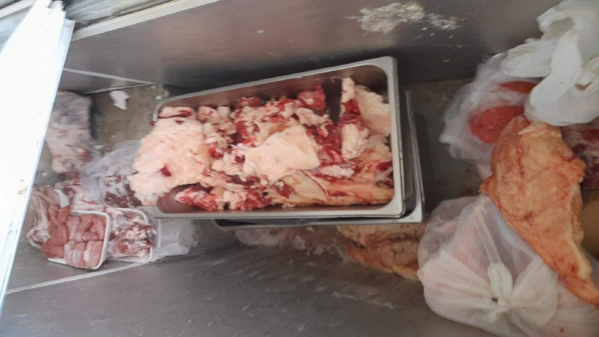ضبط ١١٧ كيلوغراماً من اللحوم الفاسدة في إحدى الملاحم في المصيلح