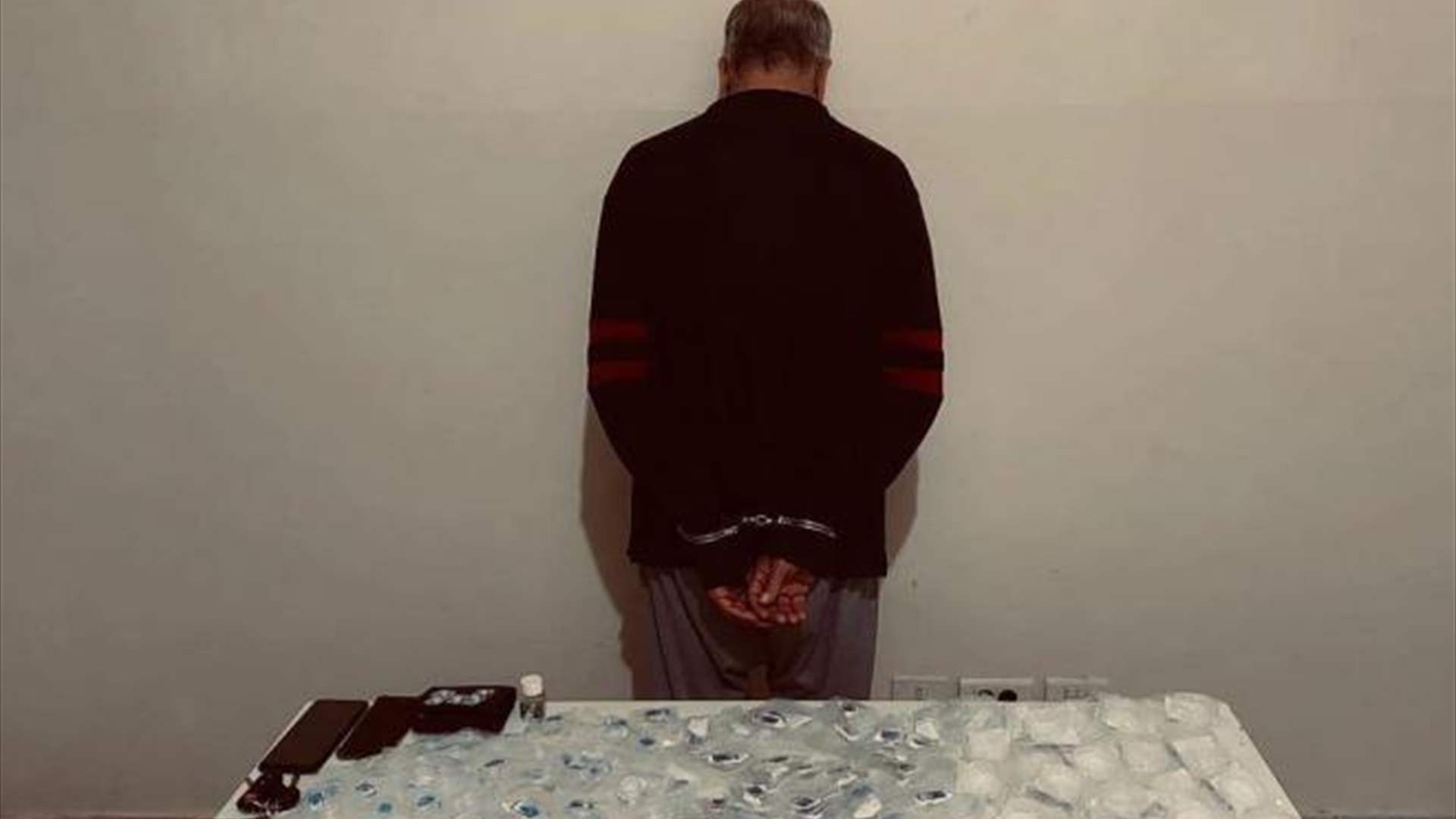 ينقل المخدّرات بغية توزيعها على متن سيارته مصطحبًا عائلته لإبعاد الشبهات عنه...