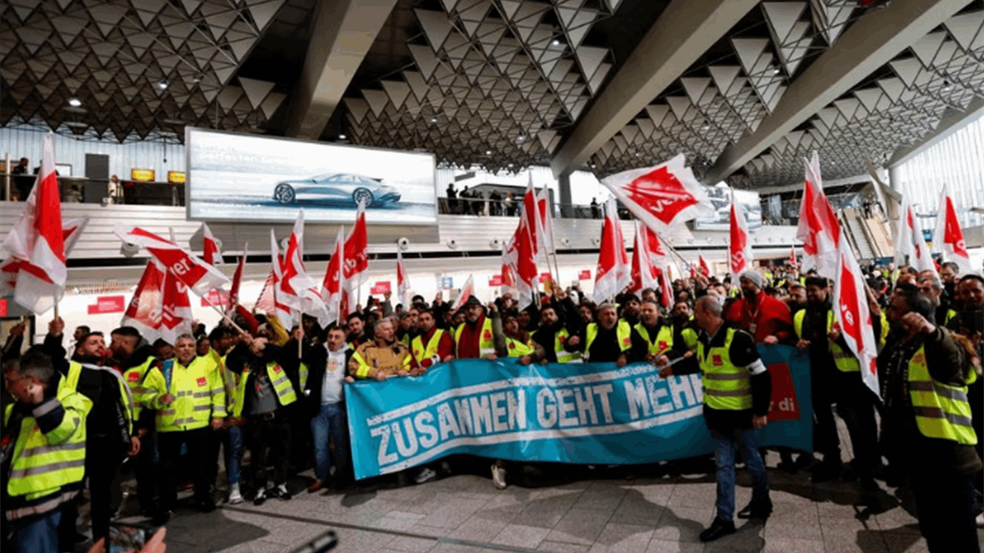 Three German airports empty as transport strikes begin