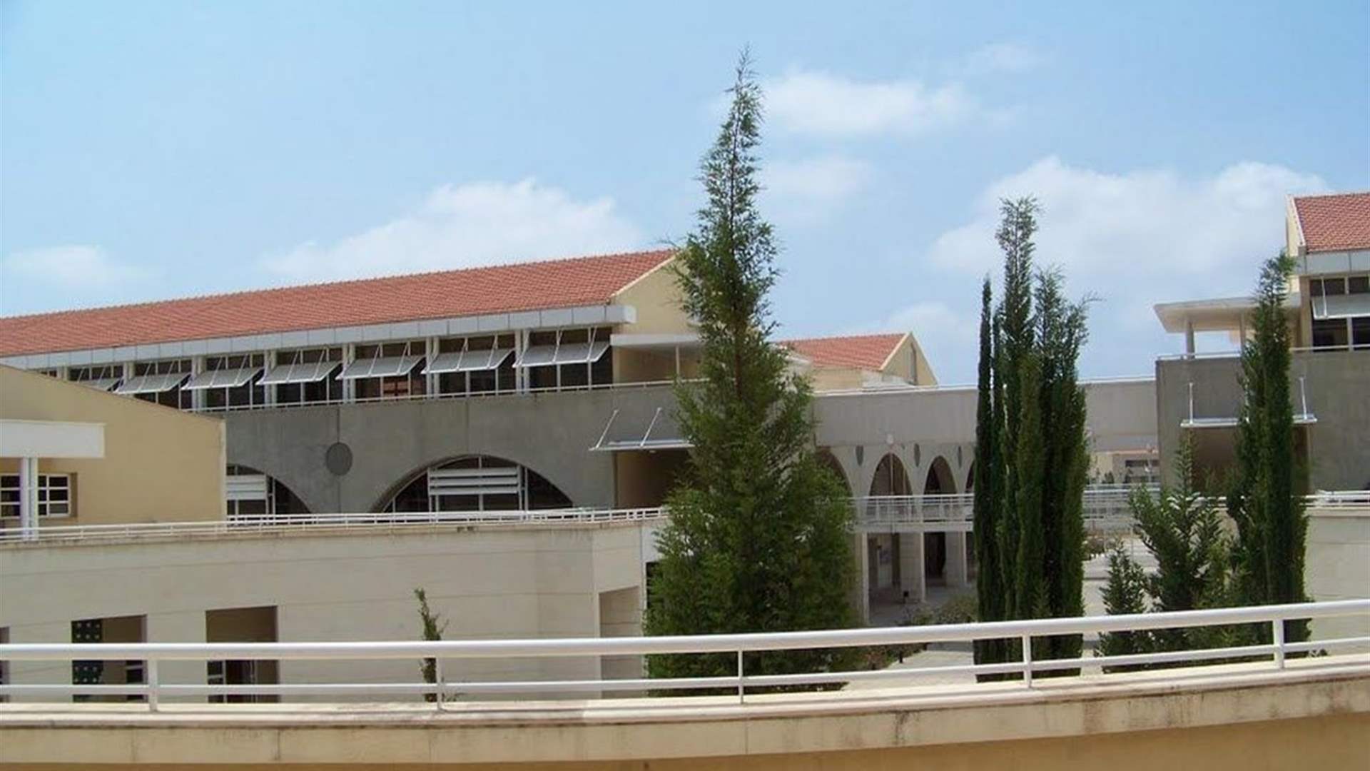 موظفو الصيانة في مجمع رفيق الحريري الجامعي- الحدث أعلنوا التوقف عن العمل