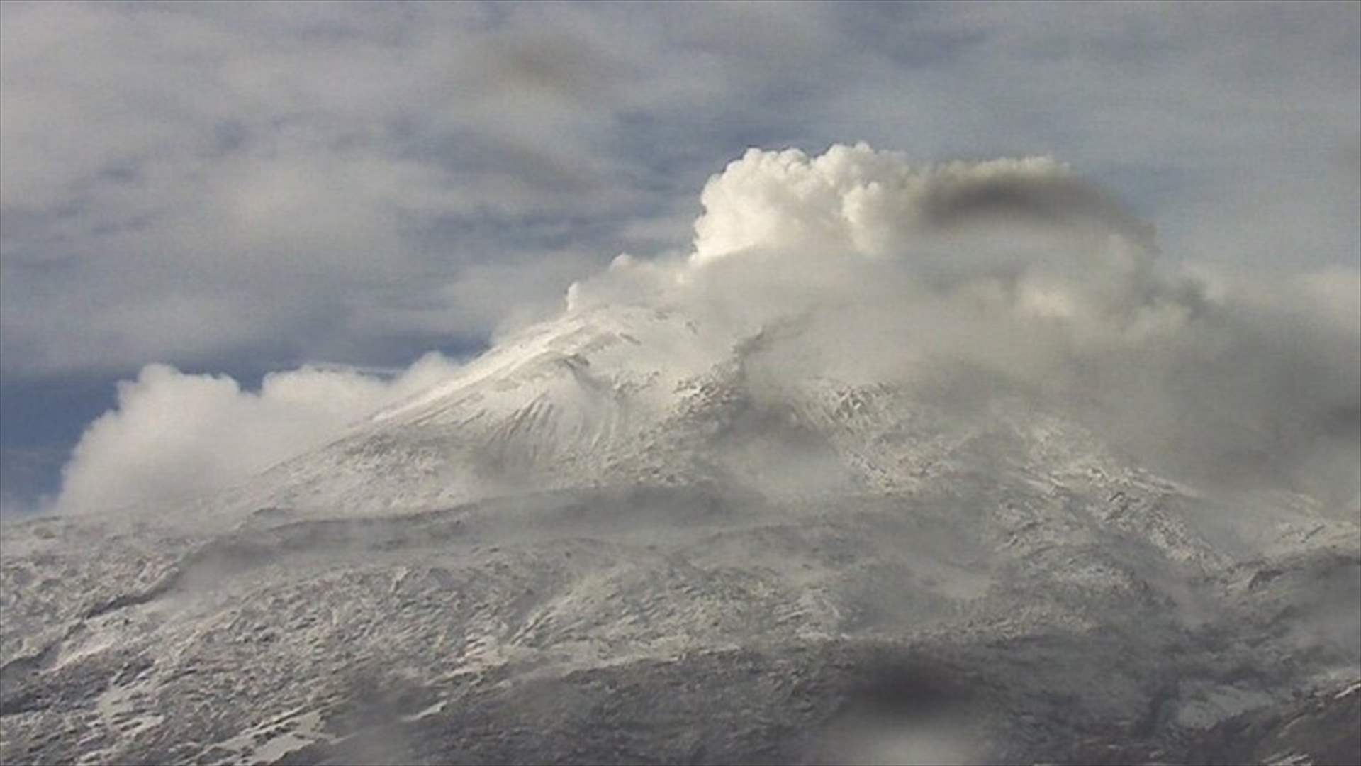 خشية من انفجار بركان نيفادو ديل رويز في كولومبيا مع انبعاث الرماد منه