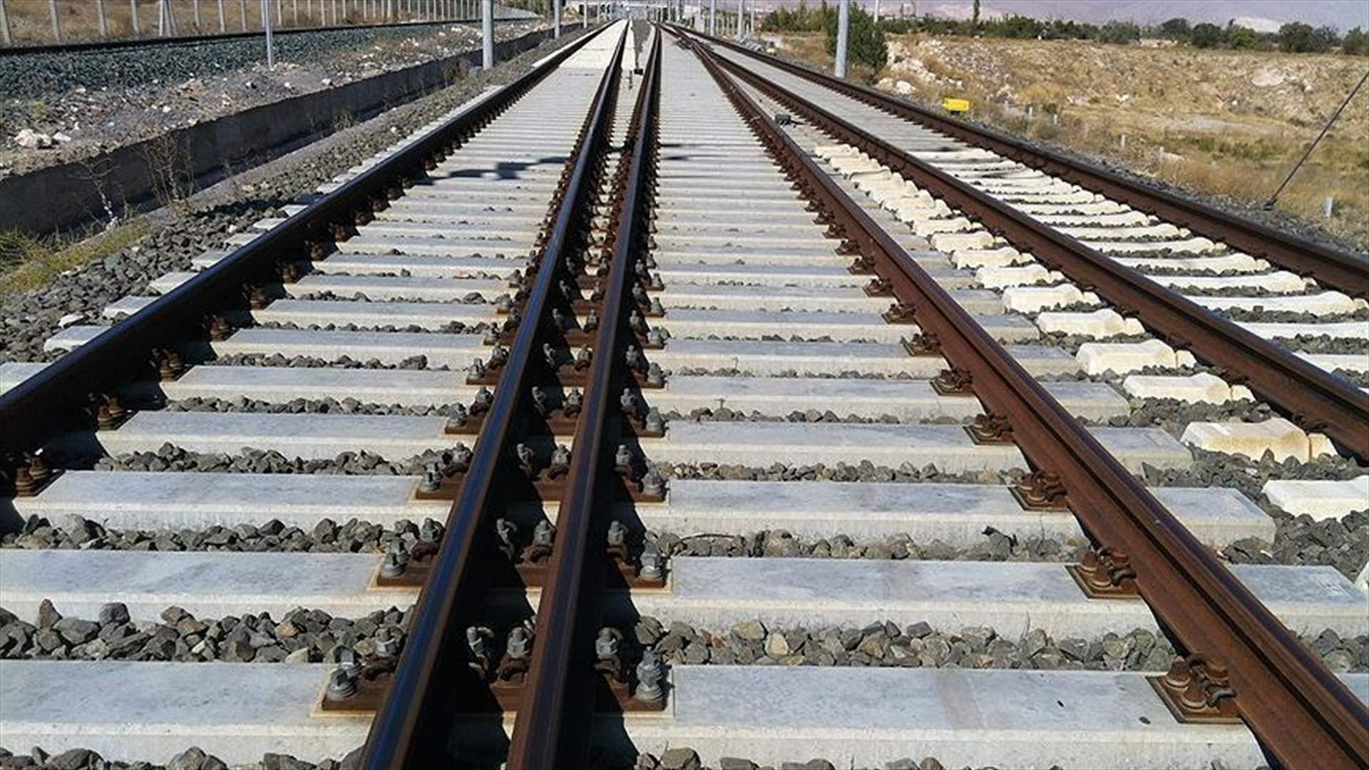 فرنسا تعد بتسليم سفن وحافلات وسكك حديد لاوكرانيا