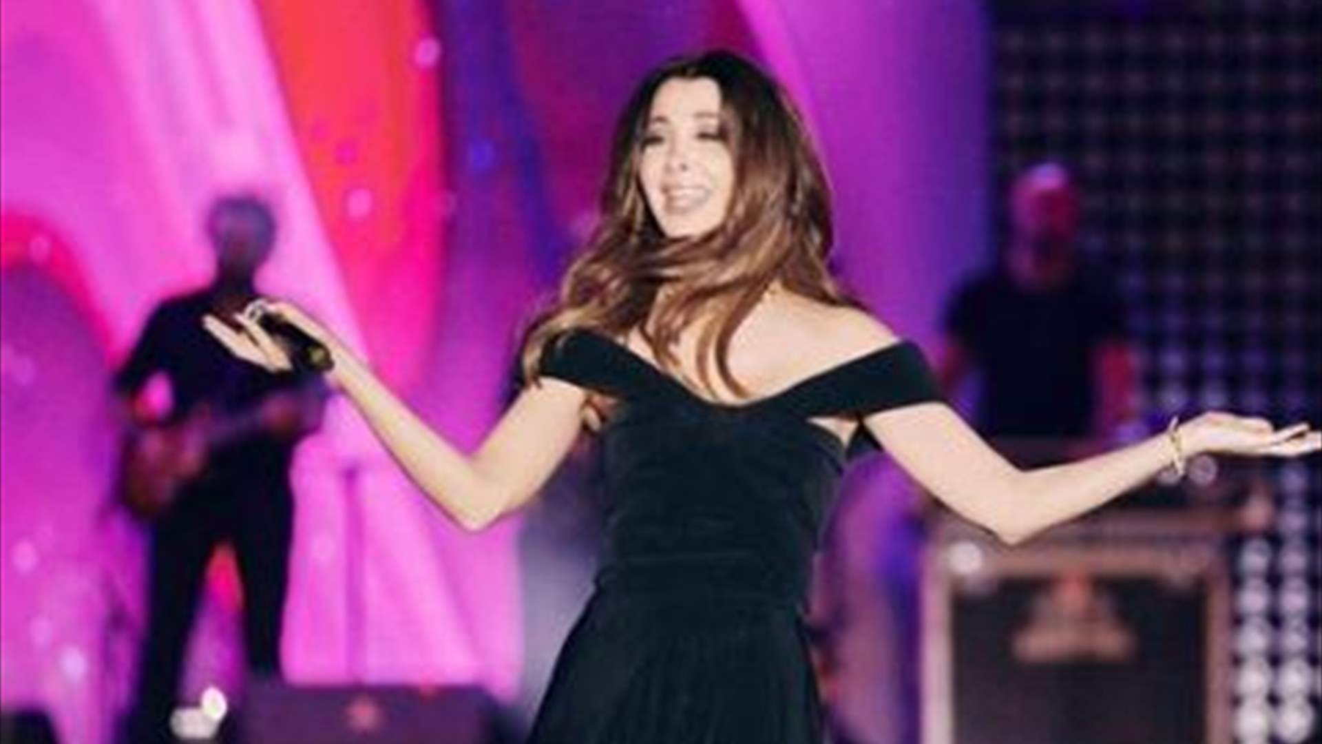 معجب يرفض ترك يد نانسي عجرم.. وهي تعلّق: &quot;فيني ارجع آخد ايدي؟&quot; (فيديو)