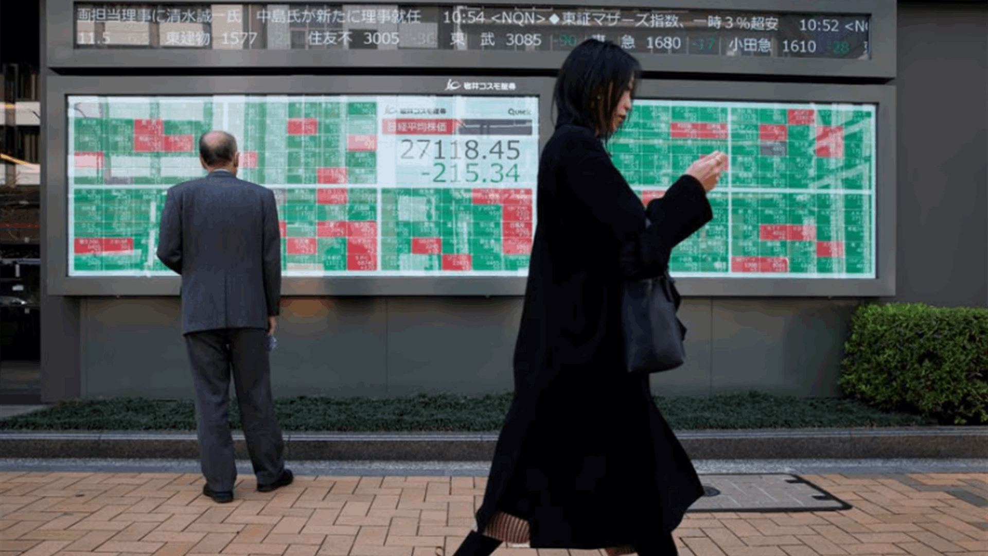 Markets mixed as tech boosts US stock futures, Europe dips