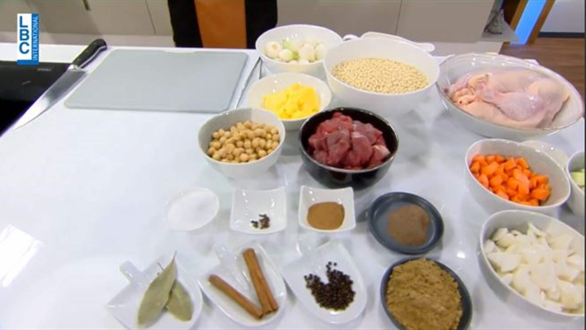 لعشاق المغربية بالدجاج والموزات... إليكم مكوّنات هذه الوصفة اللذيذة وطريقة تحضيرها (فيديو)