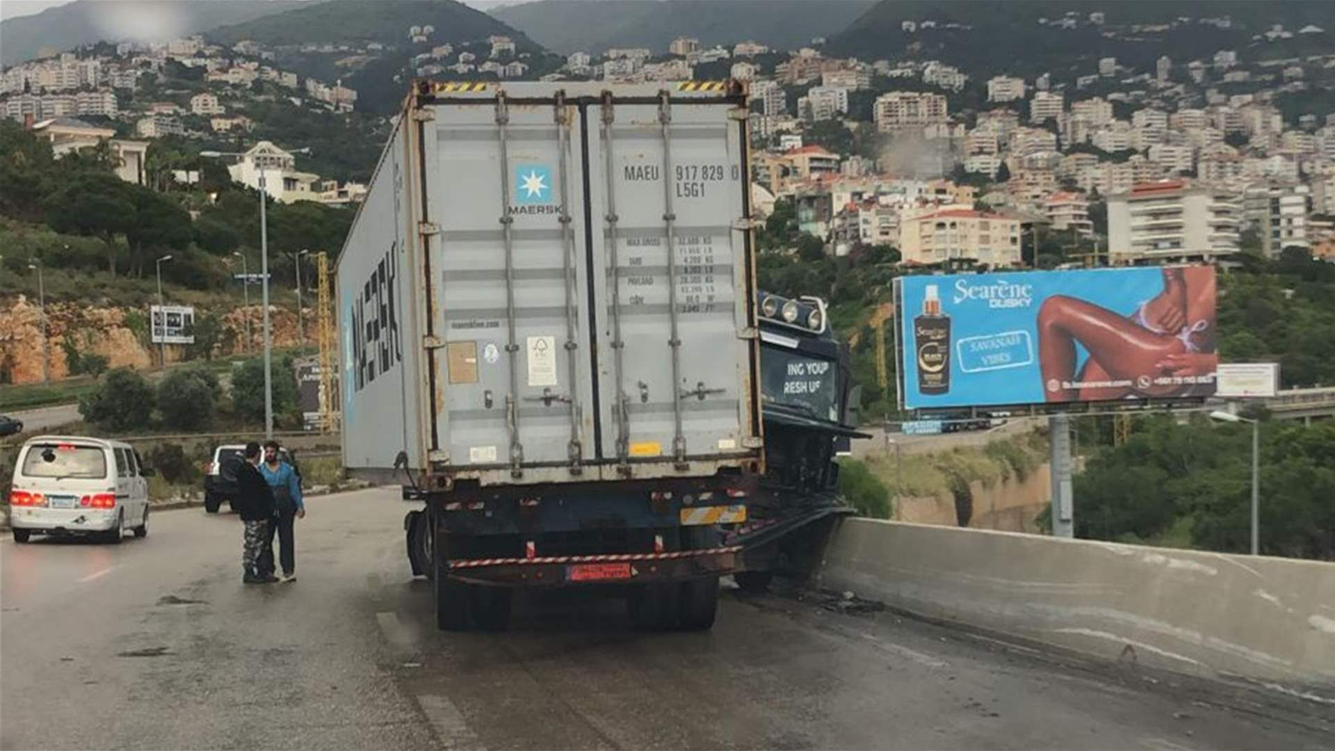 التحكم المروري: جريح نتيجة تصادم بين شاحنة وسيارة على أوتوستراد كازينو لبنان باتجاه جونية يتسبب بازدحام مروري في المحلة وتتم المعالجة من قبل دراج مفرزة سير جونية