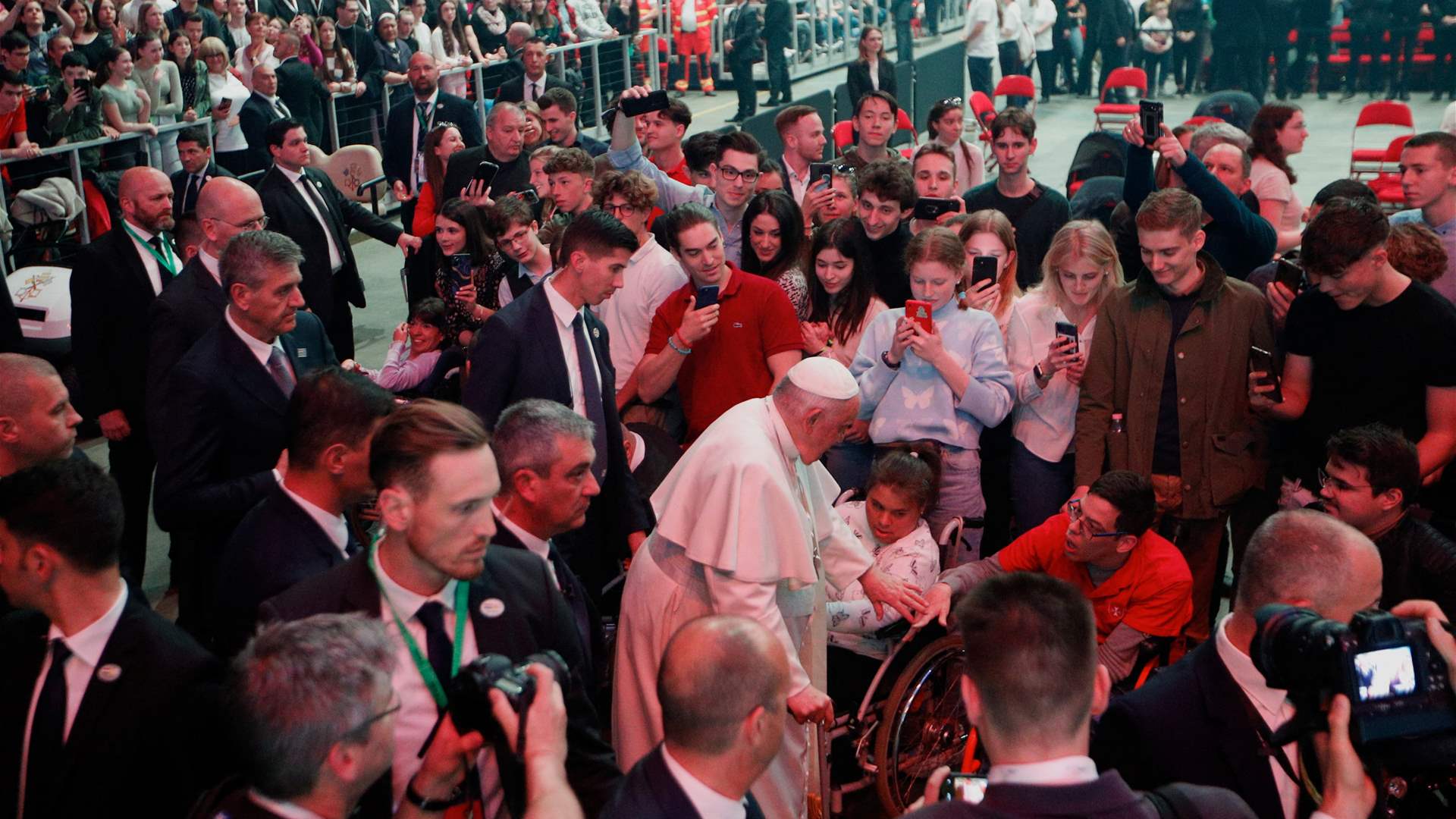 Pope, meeting Ukrainian refugees, says better future possible