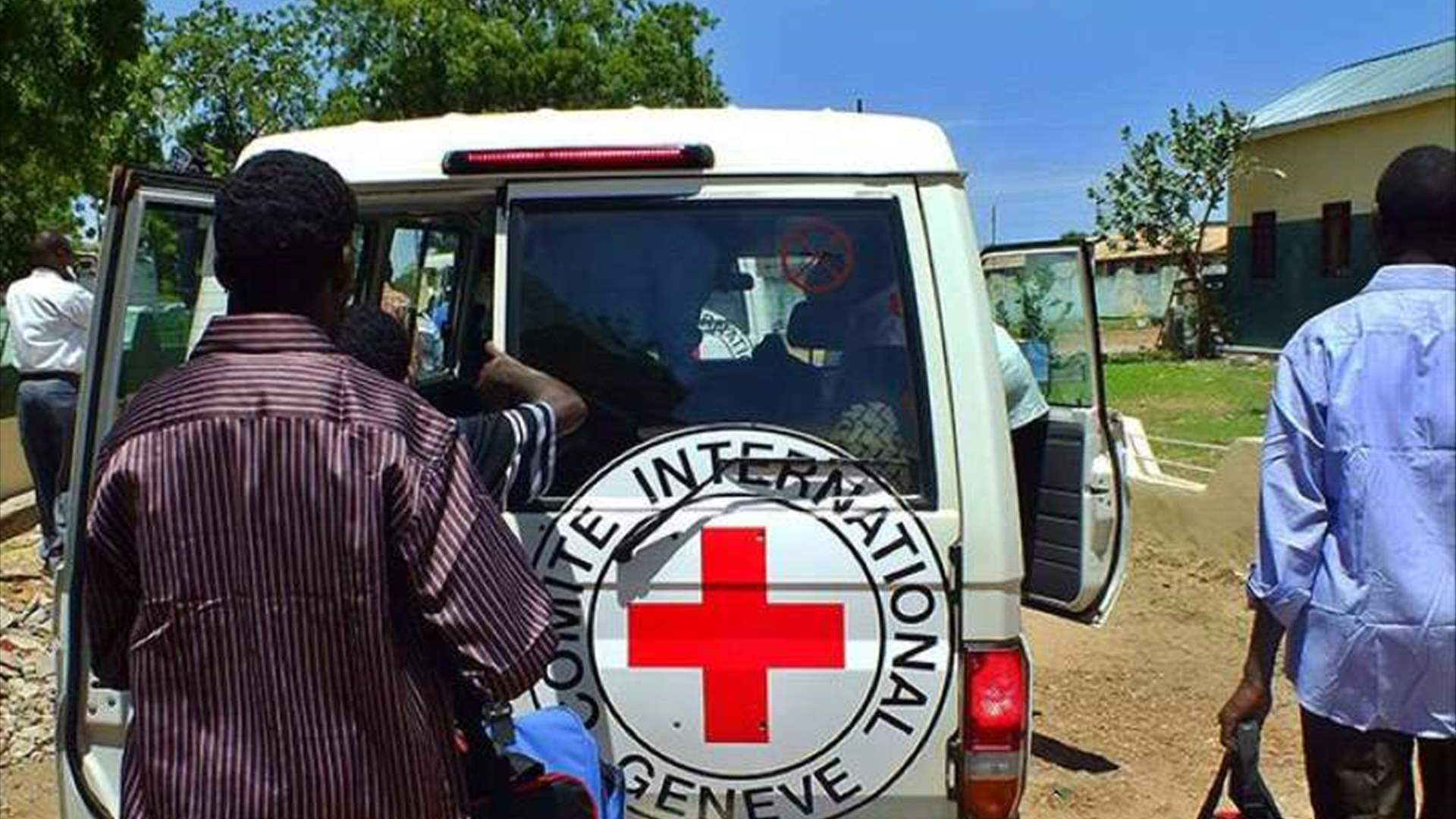 وصول أول شحنة مساعدات من الصليب الأحمر جوًا إلى السودان في ظل تواصل المعارك
