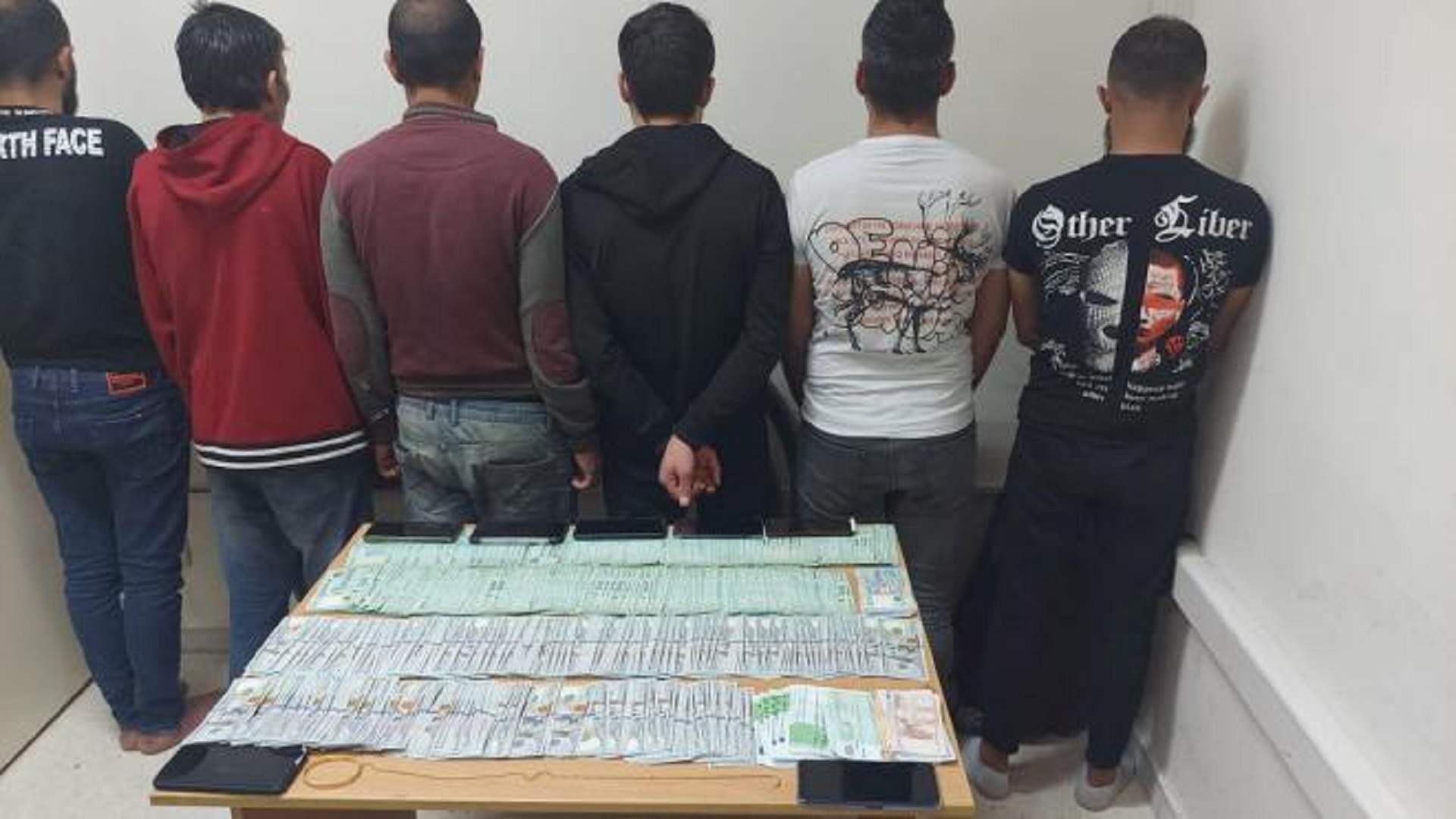 عصابة سرقة تسلّل أفرادها إلى منزل في الفنار وسرقوا خزنة حديدية بداخلها مجوهرات ومبالغ مالية... وشعبة المعلومات أوقفتهم 