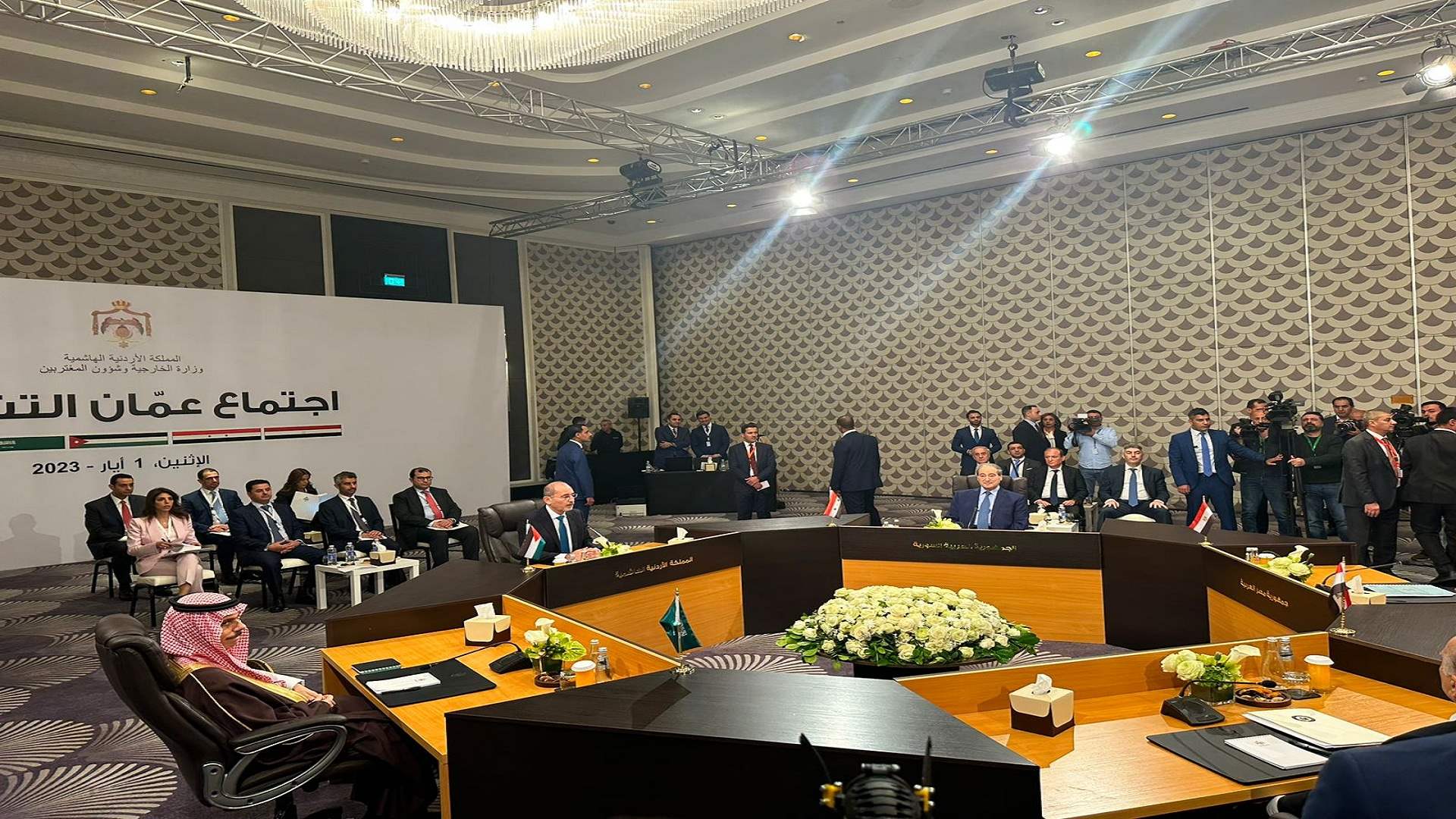  بدء الاجتماع التشاوري في عمان والذي يضم وزراء خارجية مصر والسعودية والأردن والعراق وسوريا