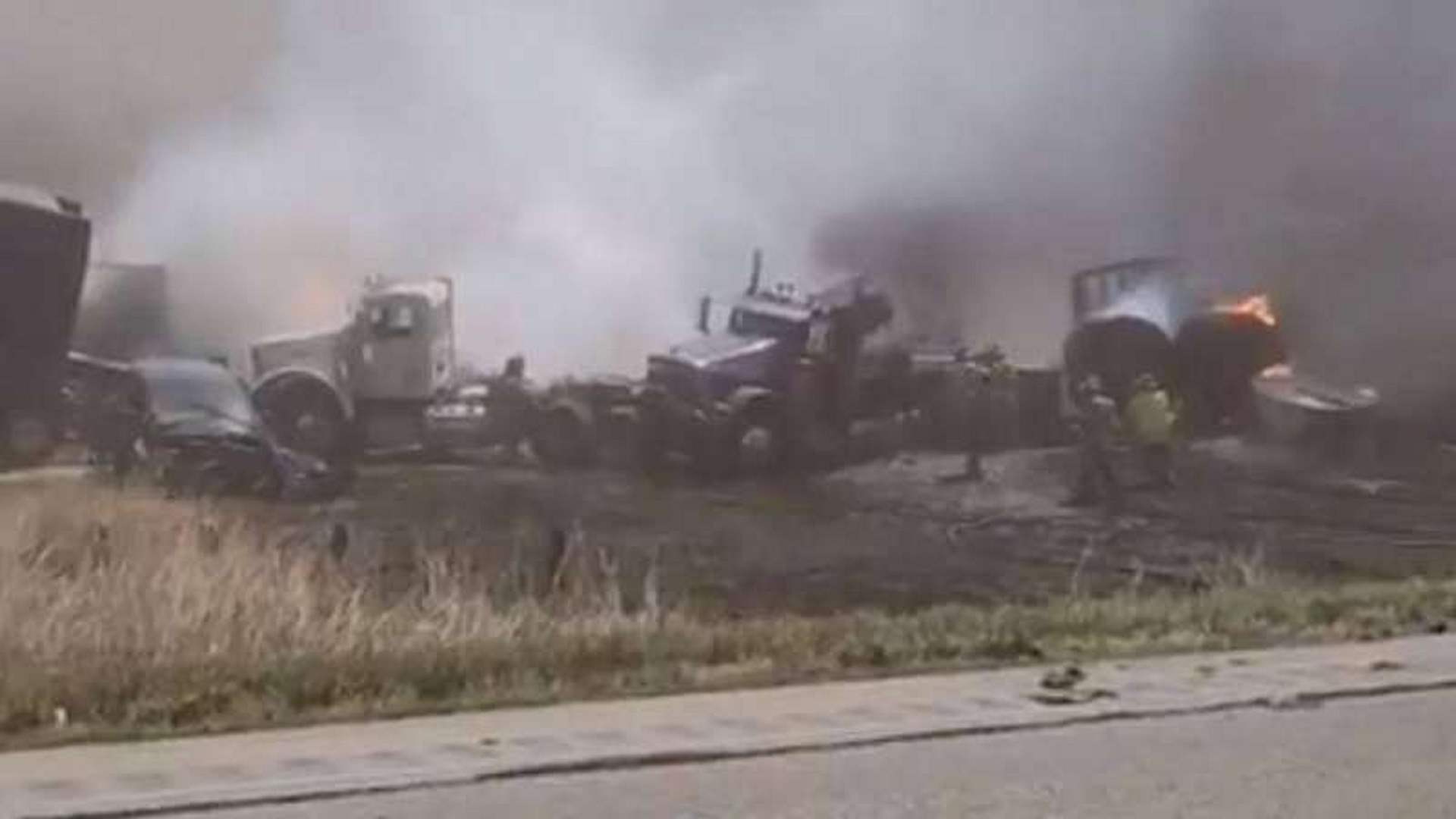 مقتل ستة أشخاص في حوادث سير بسبب عاصفة غبارية في ولاية إيلينوي الأميركية (فيديو)