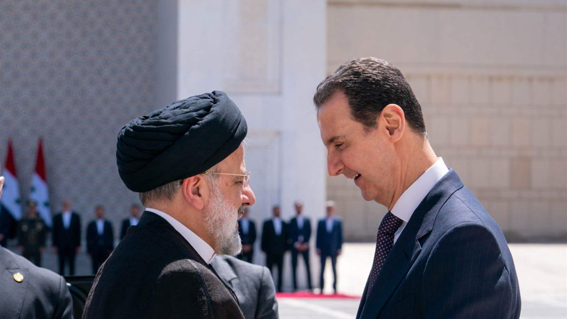 الأسد يستقبل الرئيس الإيراني إبراهيم رئيسي الذي وصل إلى سورية على رأس وفد وزاري كبير في زيارة رسمية تستمر يومين وسيجري الرئيسان مباحثات سياسية واقتصادية موسّعة يليها توقيع عدد من الاتفاقيات