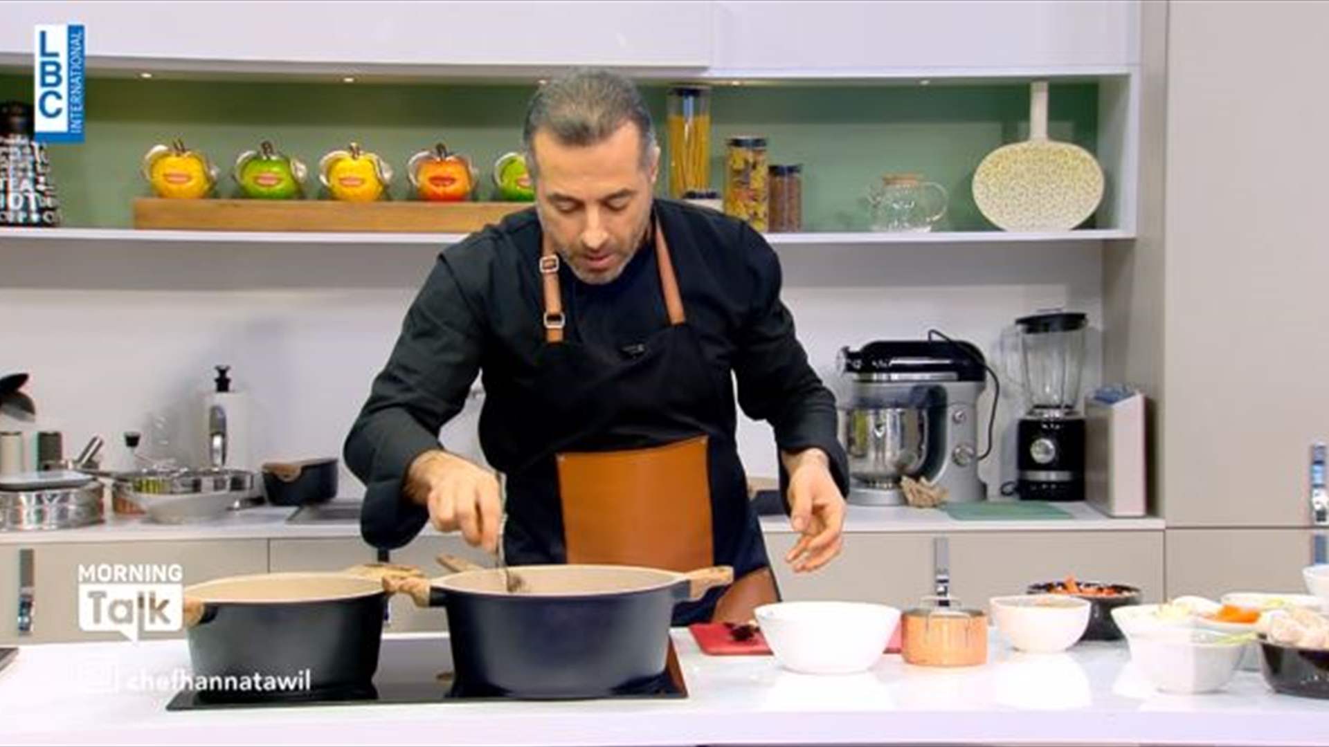 يخنة اللحم مع الخضار والبطاطا بوريه على الطريقة اللبنانية... كيف تحضّرون الوصفة بخطوات ومكوّنات بسيطة؟ (فيديو)