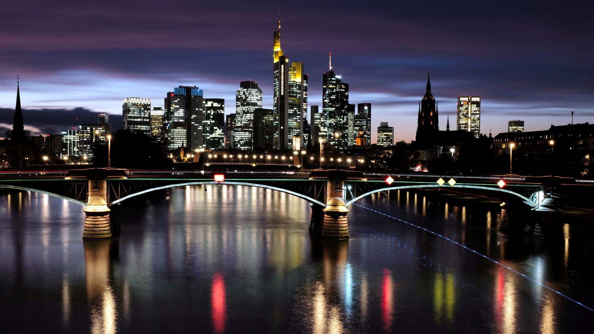 Upturn in German services sector activity continues in April