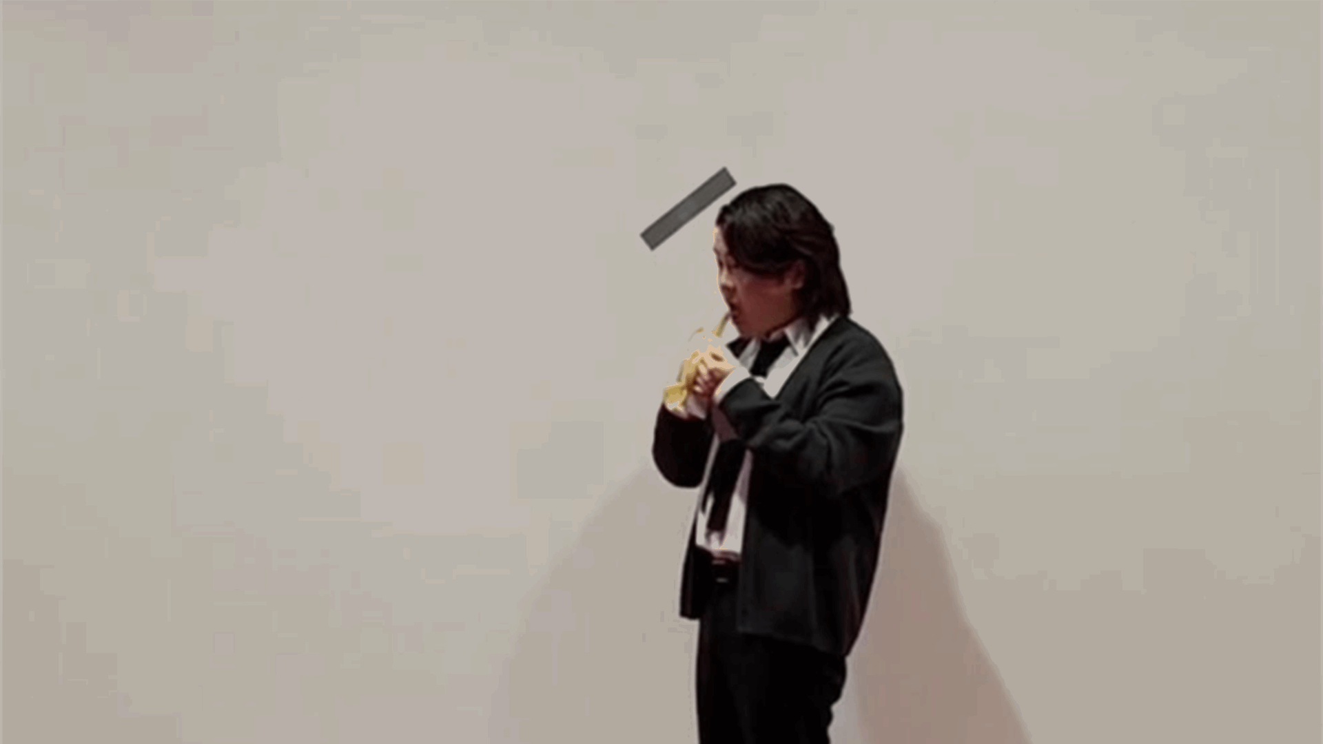 طالب جامعي يلتهم عملاً فنياً بقيمة 120 ألف دولار... ما السبب؟ (فيديو)