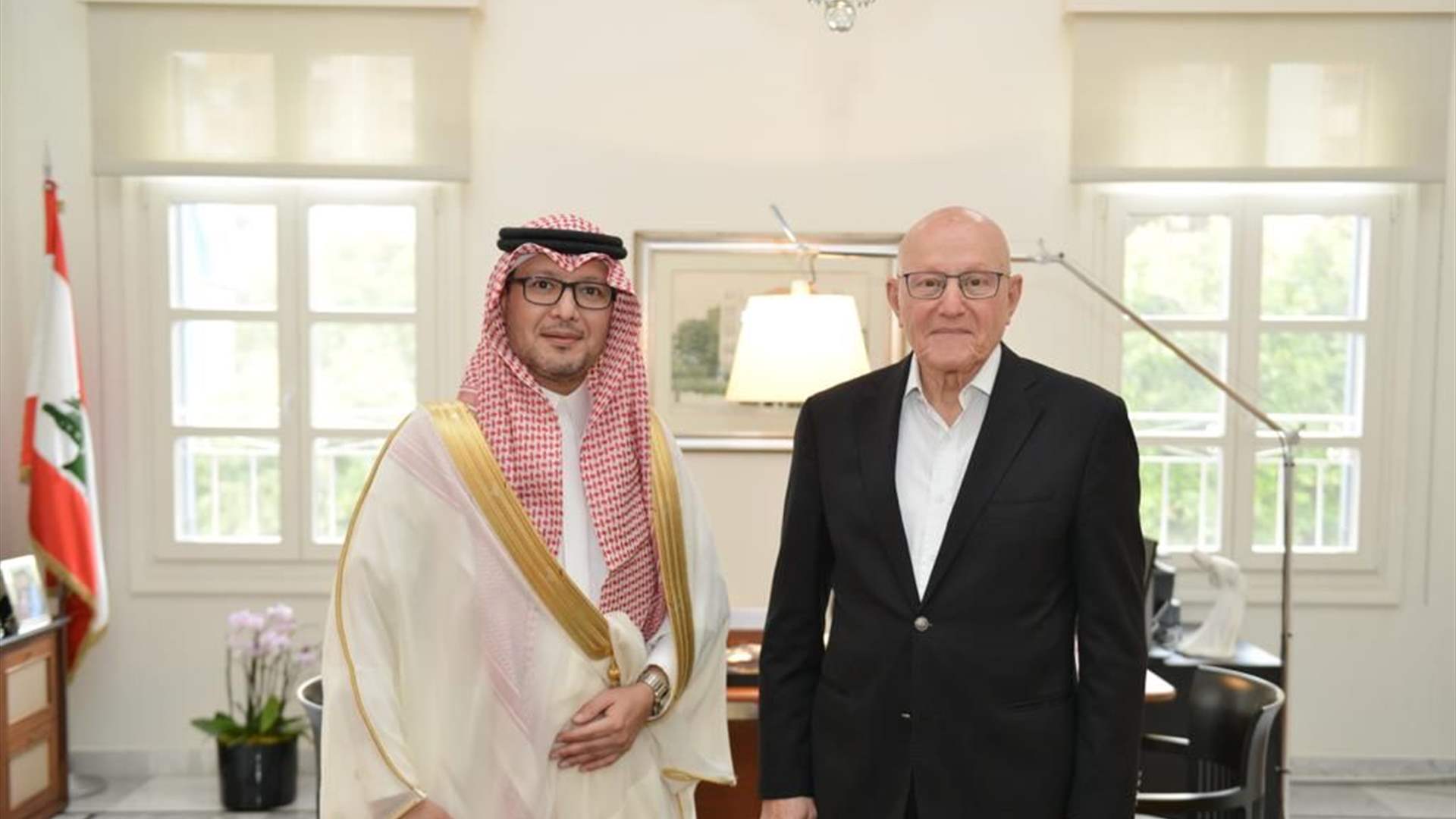 وصول السفير السعودي الى دارة تمام سلام