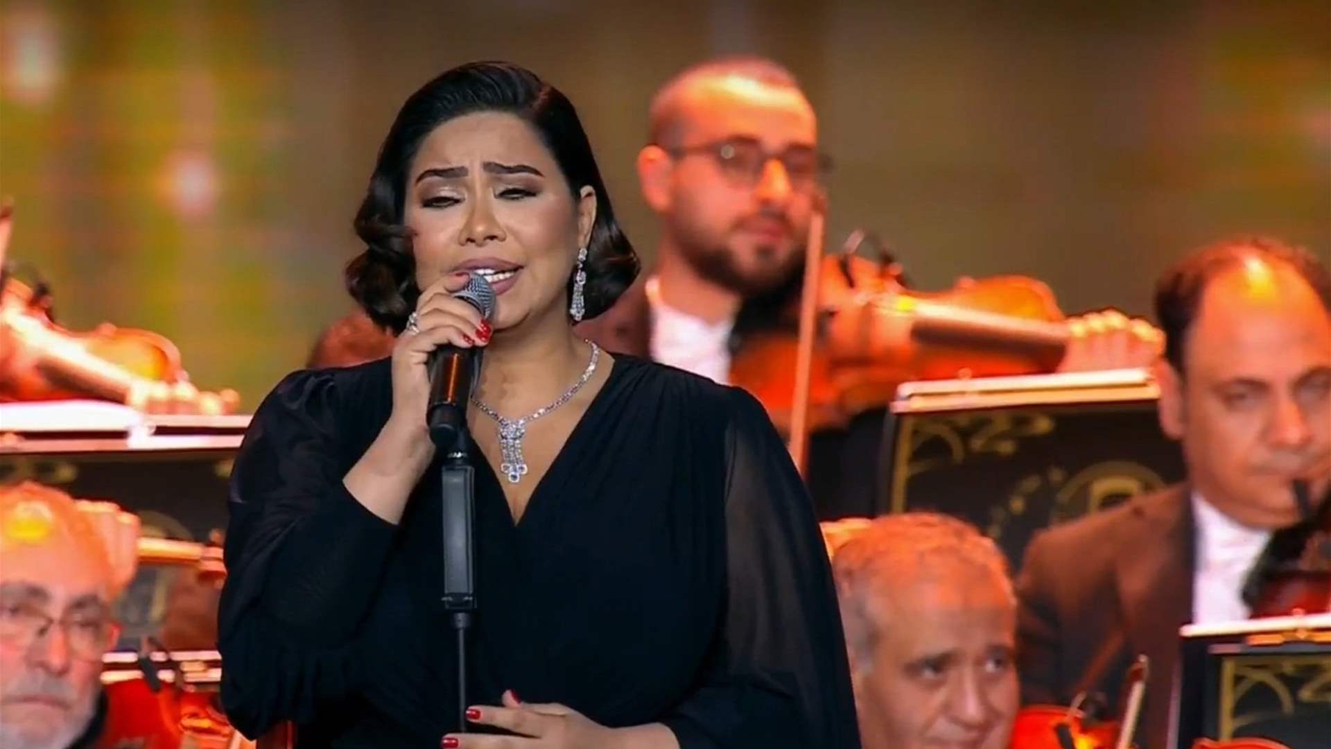 حسام حبيب يشعل الإنترنت بقبلته لشيرين عبد الوهاب بعد حفلها (صورة)