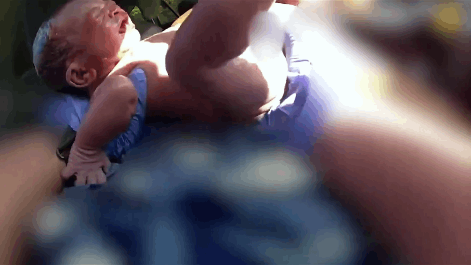 داخل السيارة... شرطي أميركي يُساعد سيدة في ولادة طفلها! (فيديو)