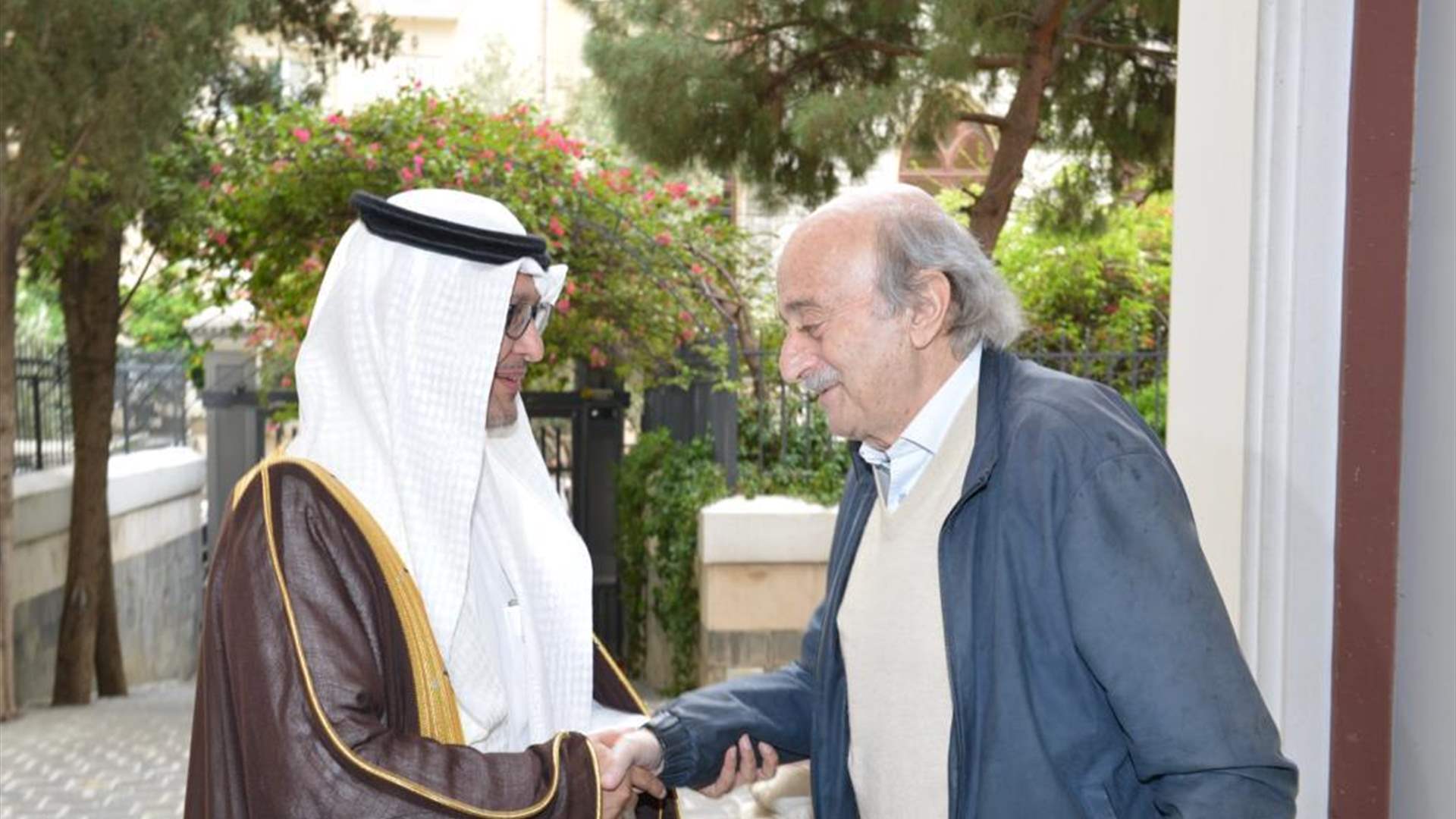 البخاري بعد لقائه جنبلاط: الحلول المستدامة تأتي من داخل لبنان وليس من خارجه 