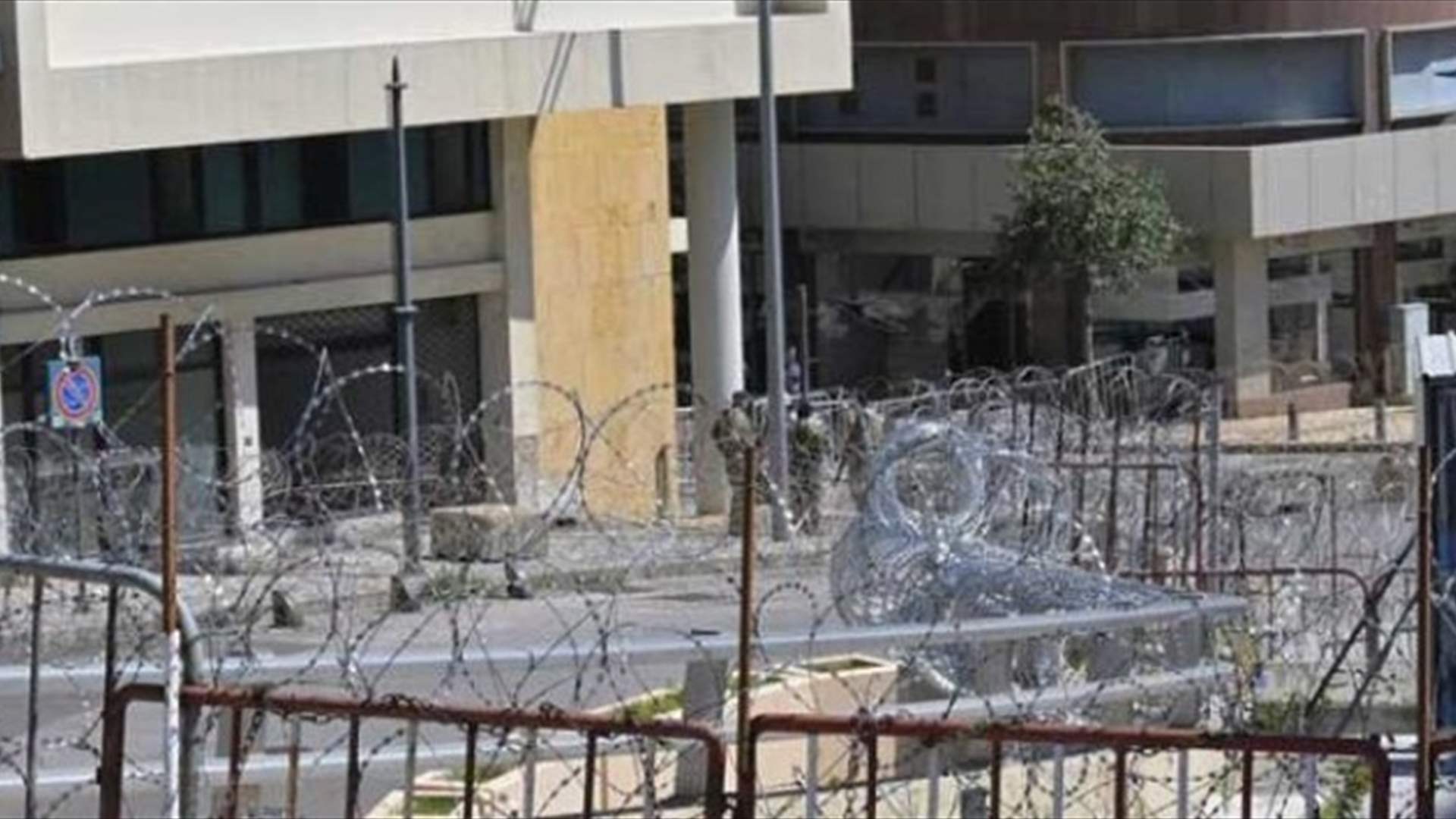 مودعون امام منزل ميقاتي ومحاولات لقطع الاسلاك الشائكة