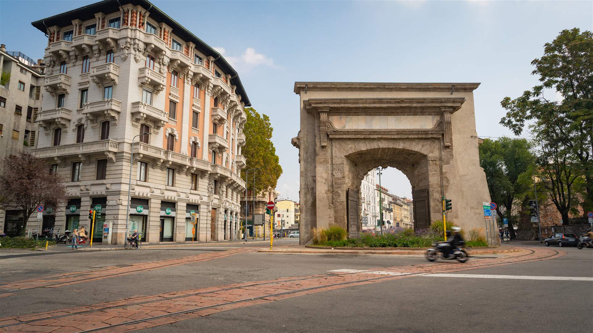 Several vehicles in flames after explosion in center of Milan - Sky TG24