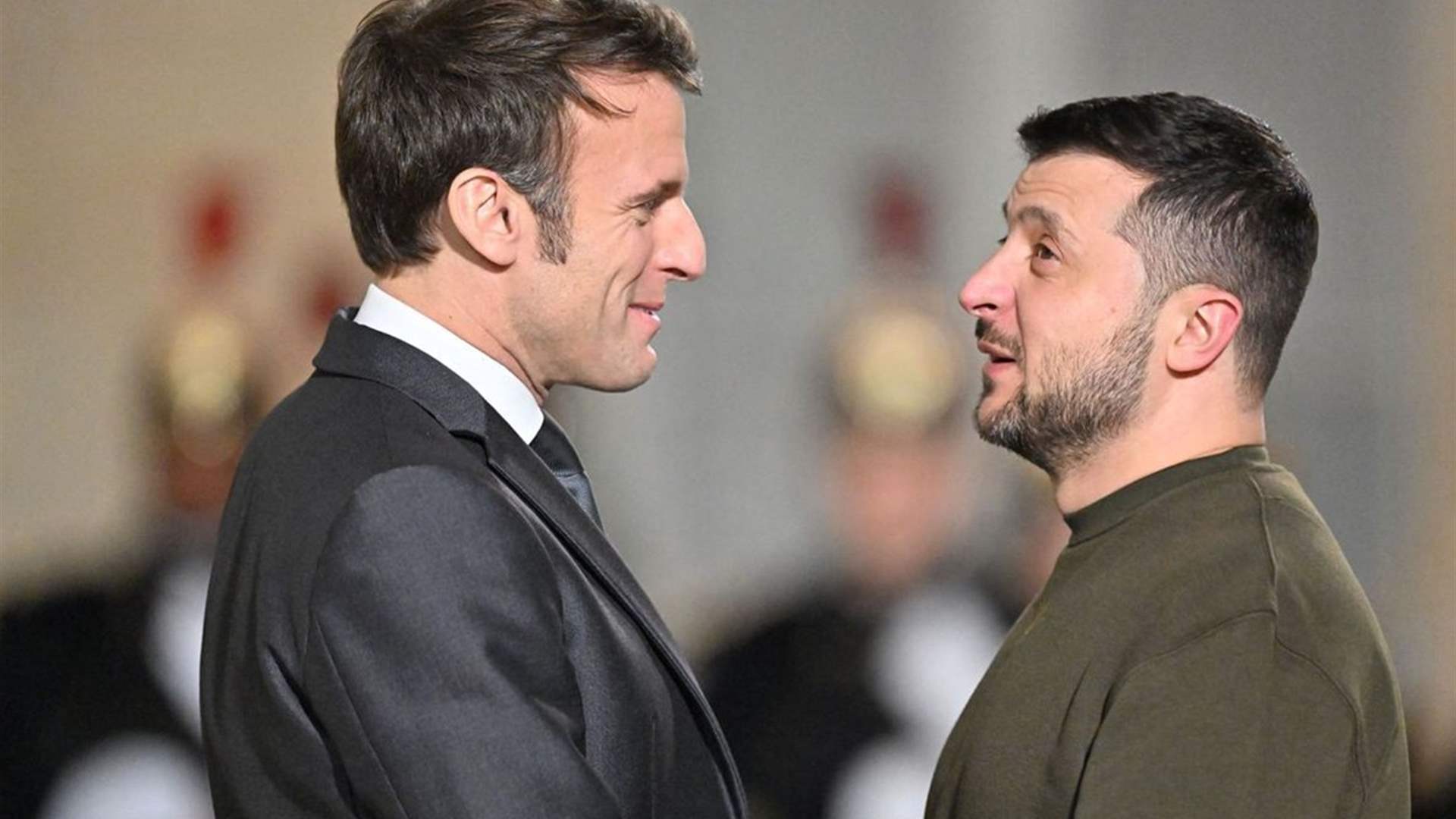 ماكرون وزيلينسكي يدعوان إلى فرض عقوبات جديدة على روسيا