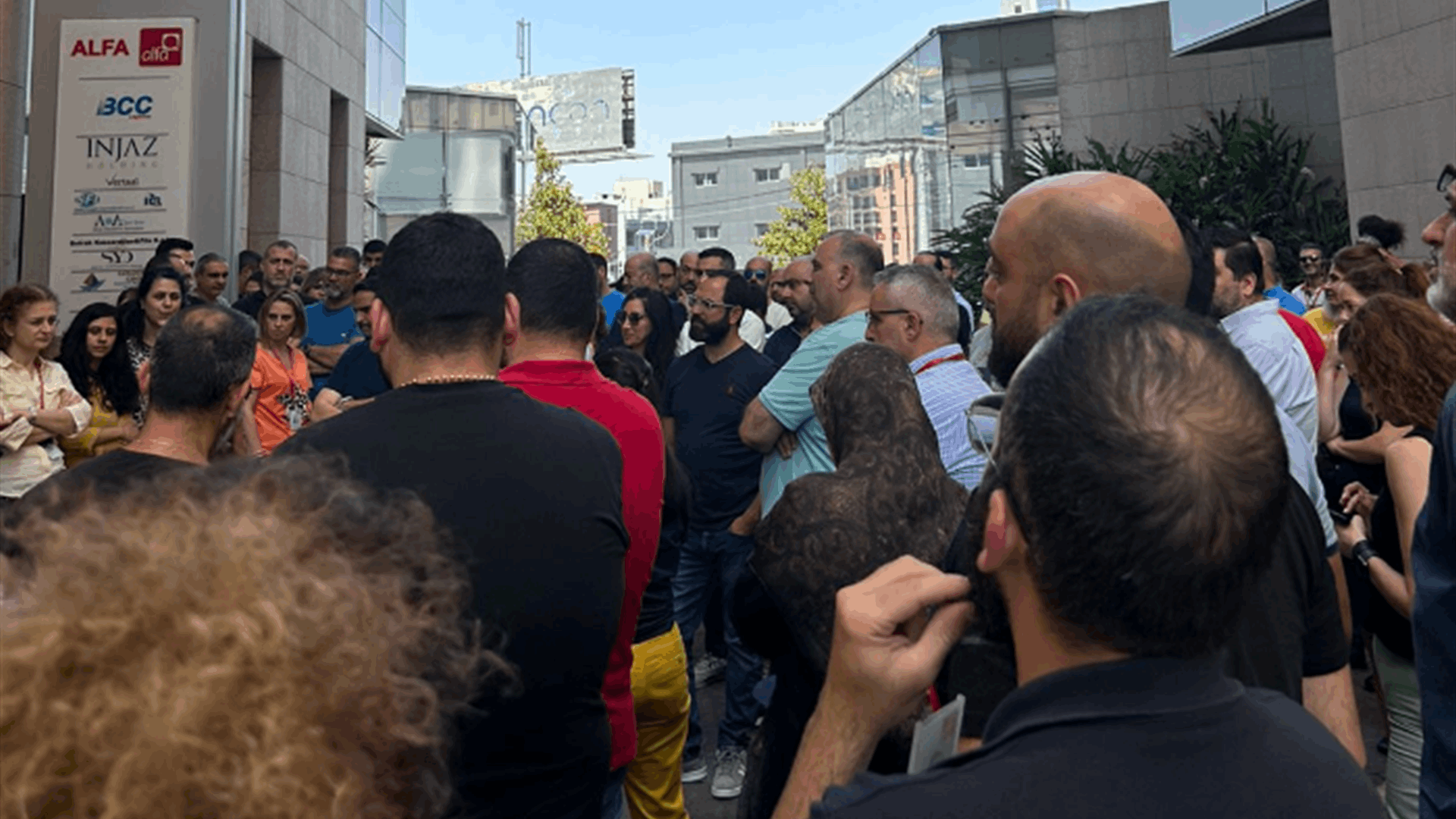موظفو "ألفا" و"تاتش" نفذوا وقفة احتجاجية امام المقر الرئيسي للشركتين للمطالبة بالحقوق
