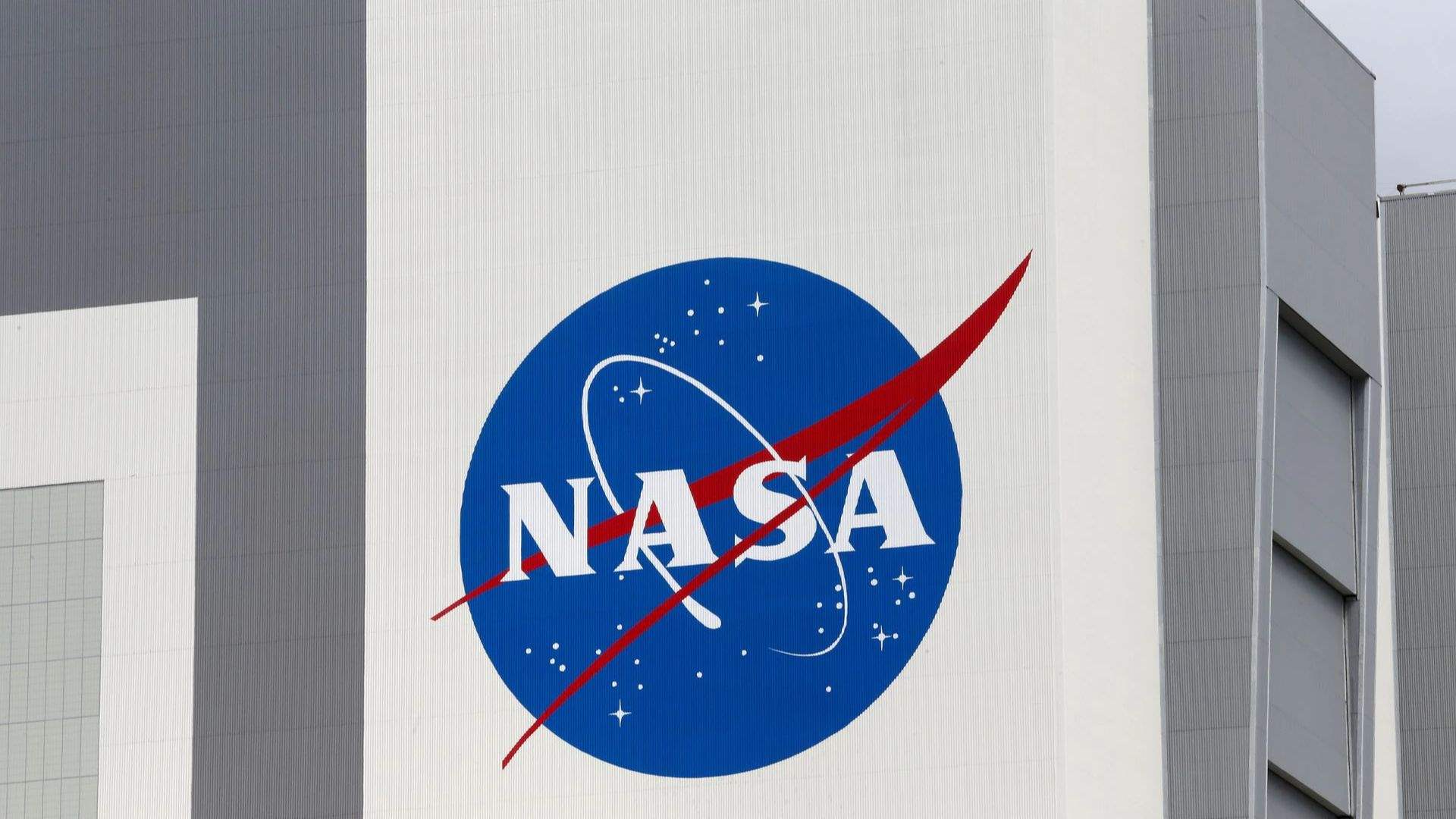 NASA to name second company to build astronaut lunar lander