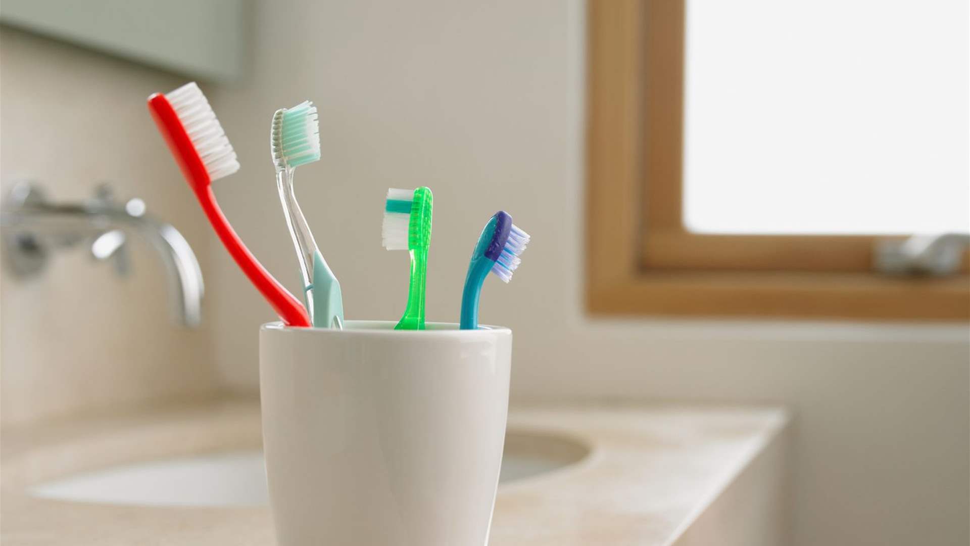 خبراء يحذرون... أبعدوا فرشاة الأسنان عن حمام منزلكم!