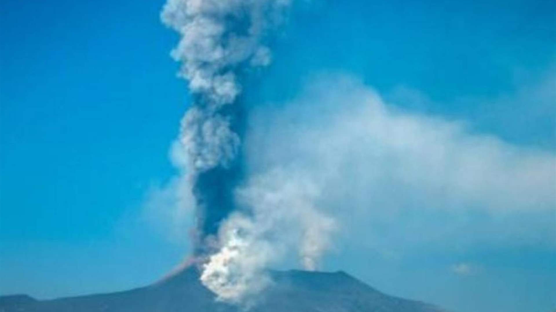 بركان إتنا الإيطالي يقذف الرماد ويجبر السلطات على إغلاق مطار كاتانيا