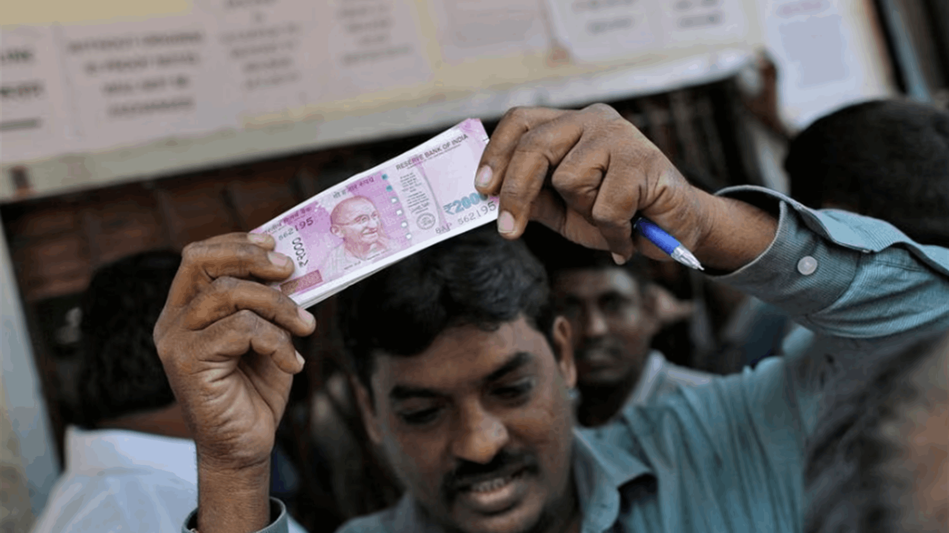 Indian rupee poised to weaken after central bank pulls 2,000-rupee notes