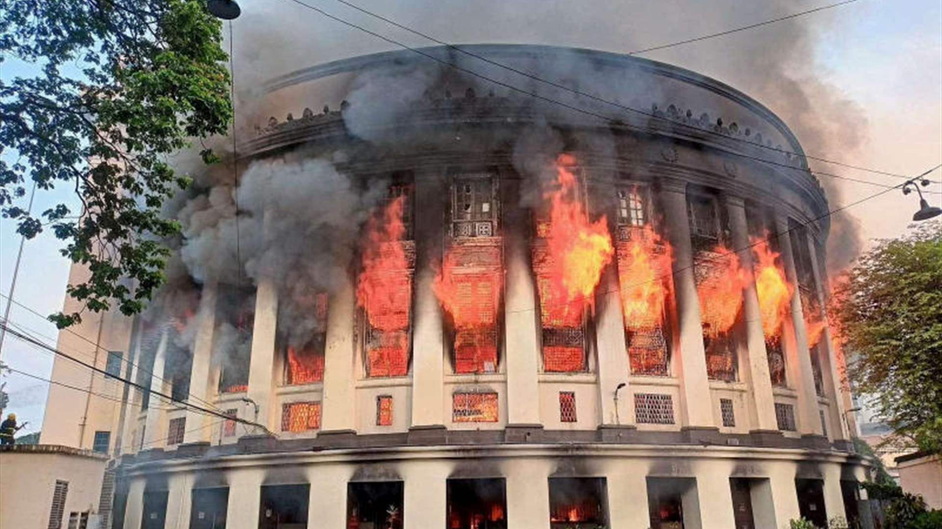 شُيّد في عام 1926... حريق هائل يدمّر مبنى البريد التاريخي في مانيلا 