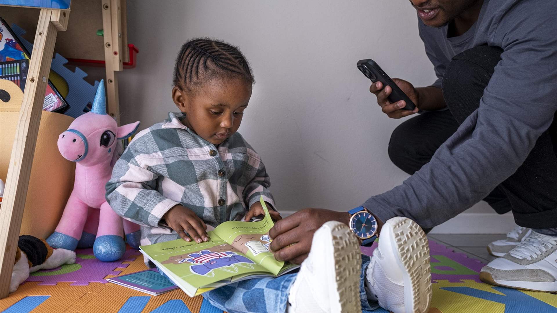 في جنوب إفريقيا... طفلة تبلغ 3 سنوات تظهر قدرات كبيرة على القراءة (فيديو)