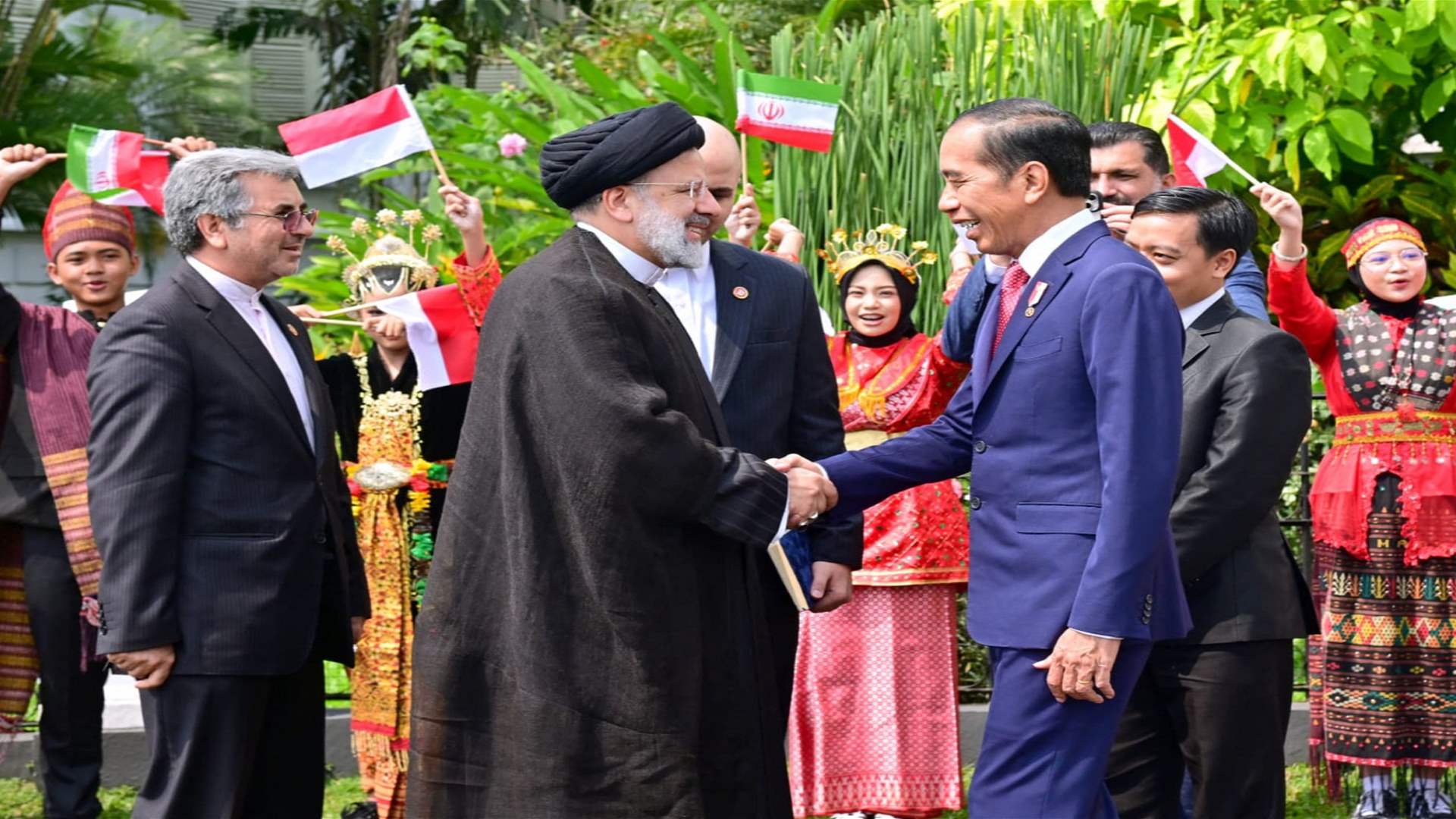 الرئيس الايراني يوقع اتفاقا تجاريا مع اندونيسيا خلال زيارة الى جاكرتا