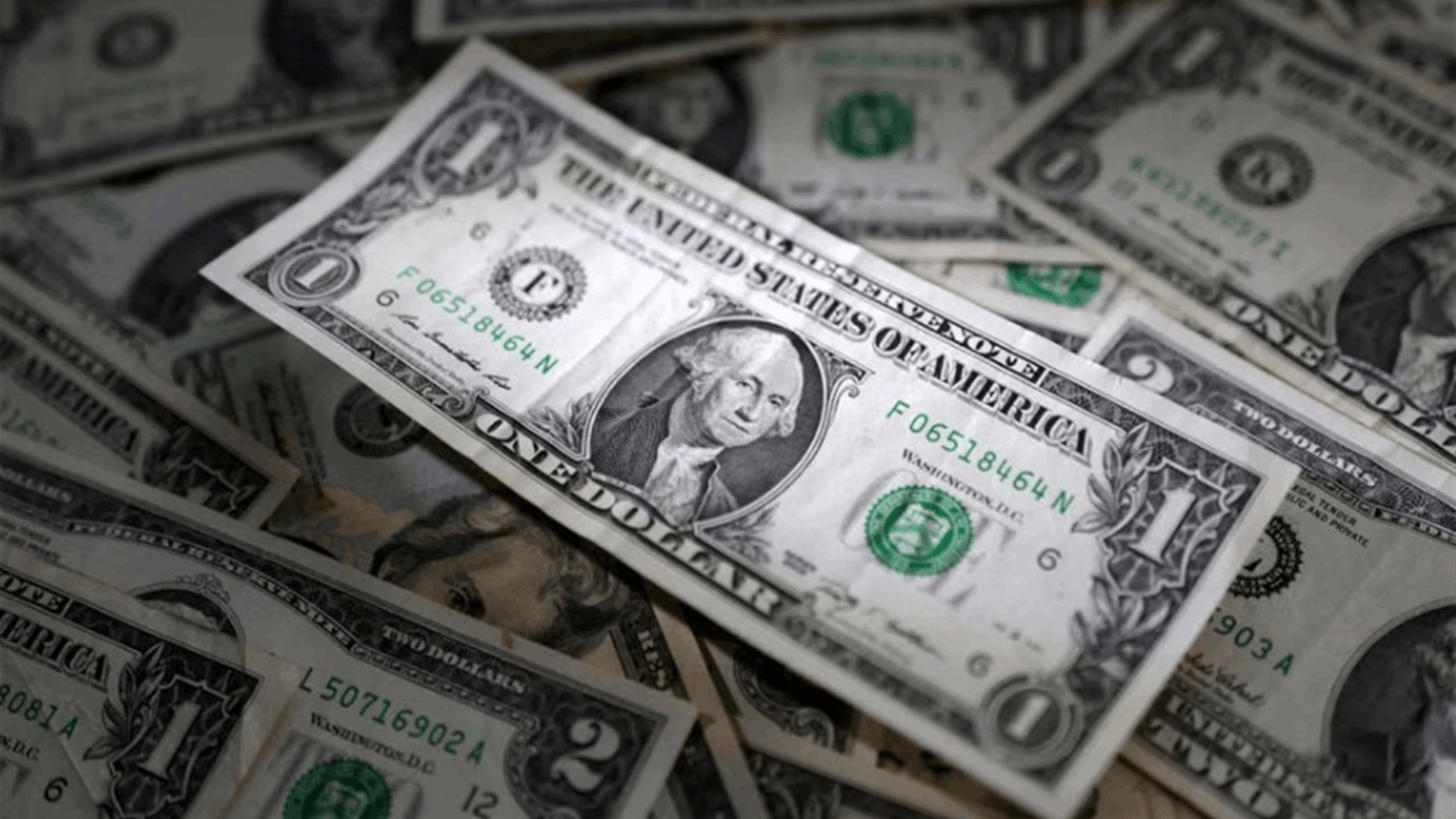 Dollar inches higher on Fed rate expectations, hits 6-month peak vs yen