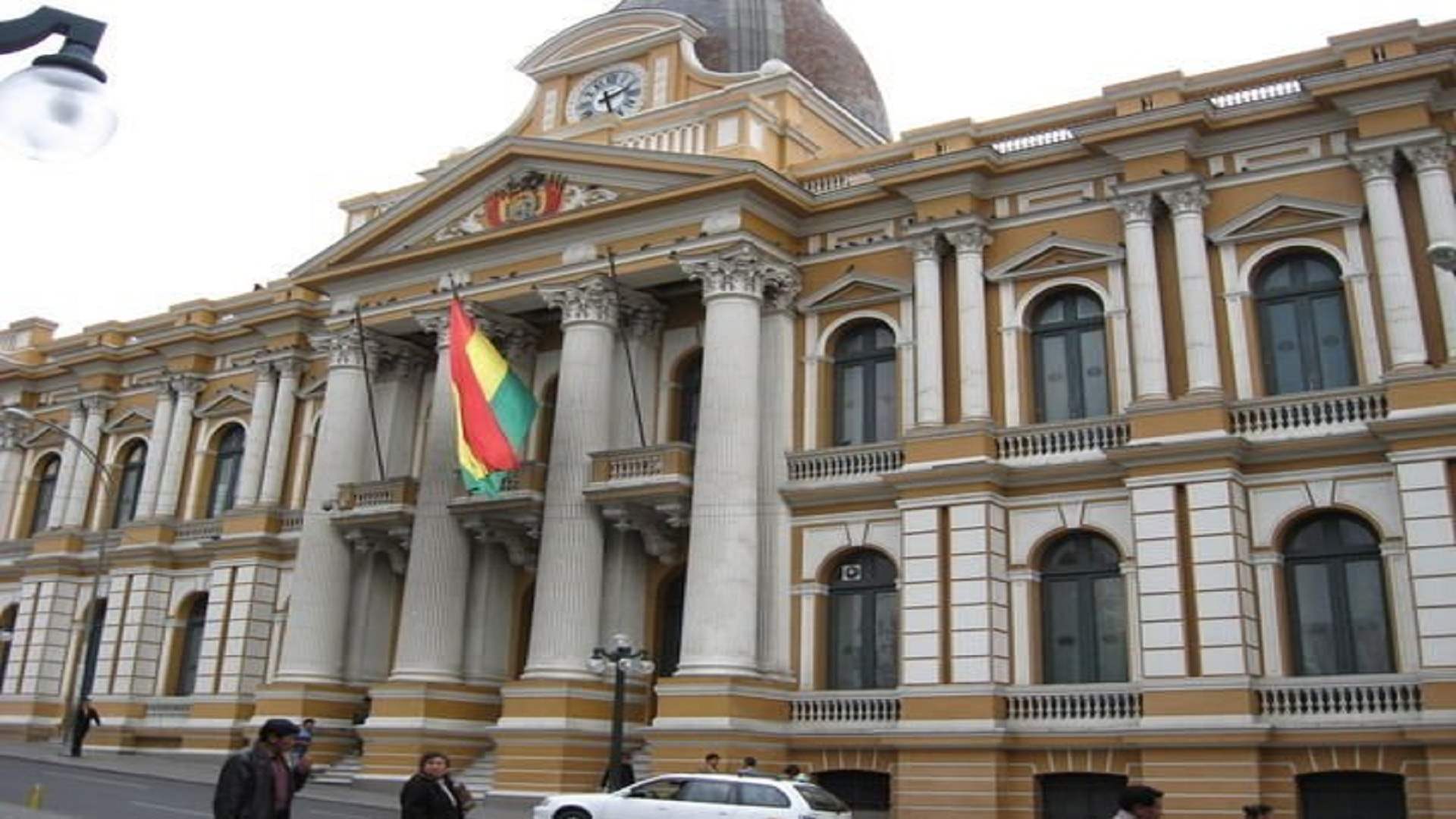 ركلات ولكمات داخل البرلمان البوليفي... ماذا حصل؟ (فيديو)