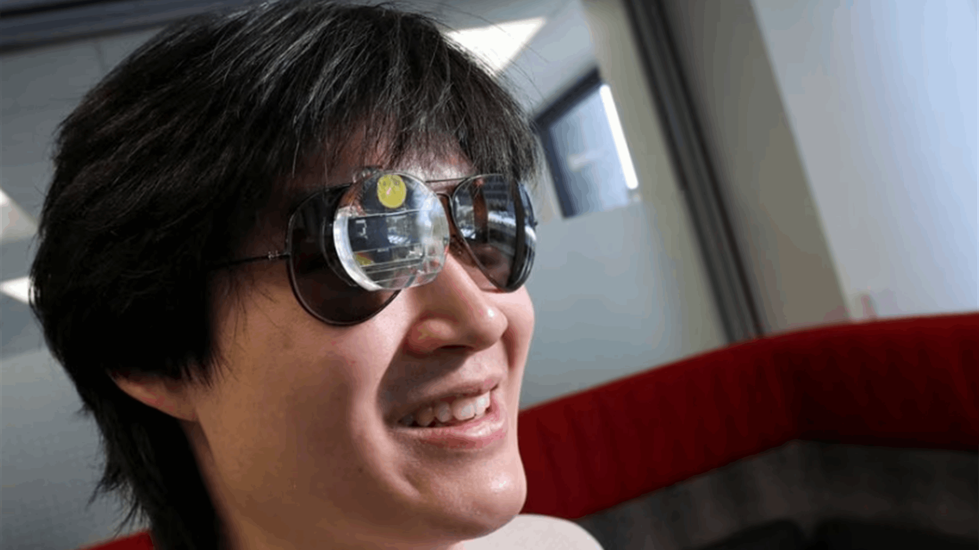 AI-powered monocle seeks to add sparkle to dull human chats