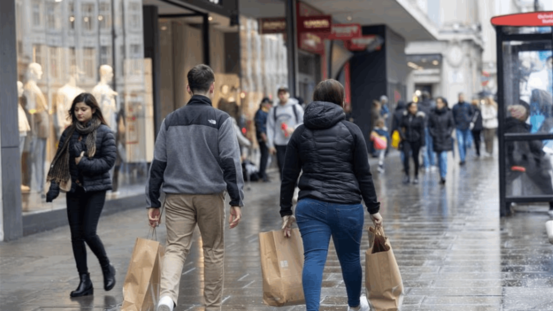 UK shoppers boost their spending despite inflation&#39;s bite