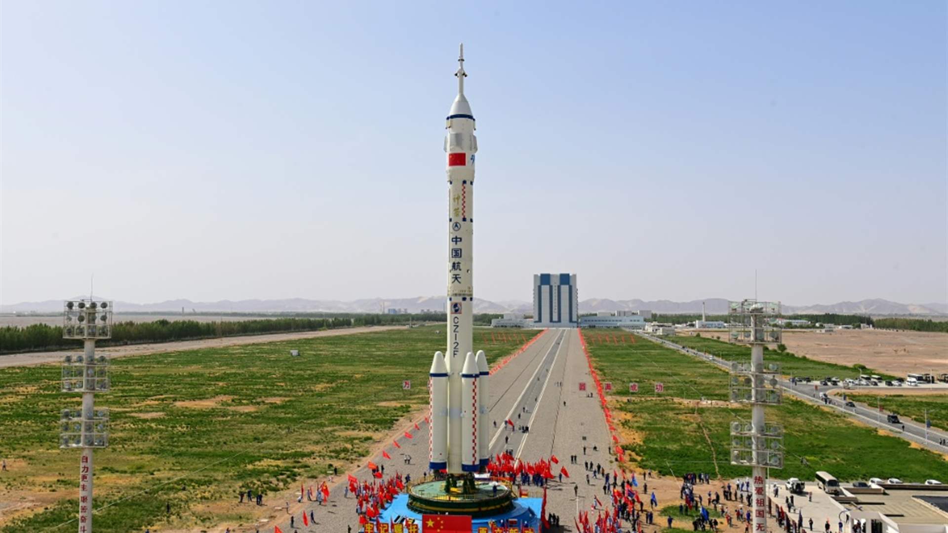 الصين ترسل الثلاثاء أول رائد مدني إلى الفضاء